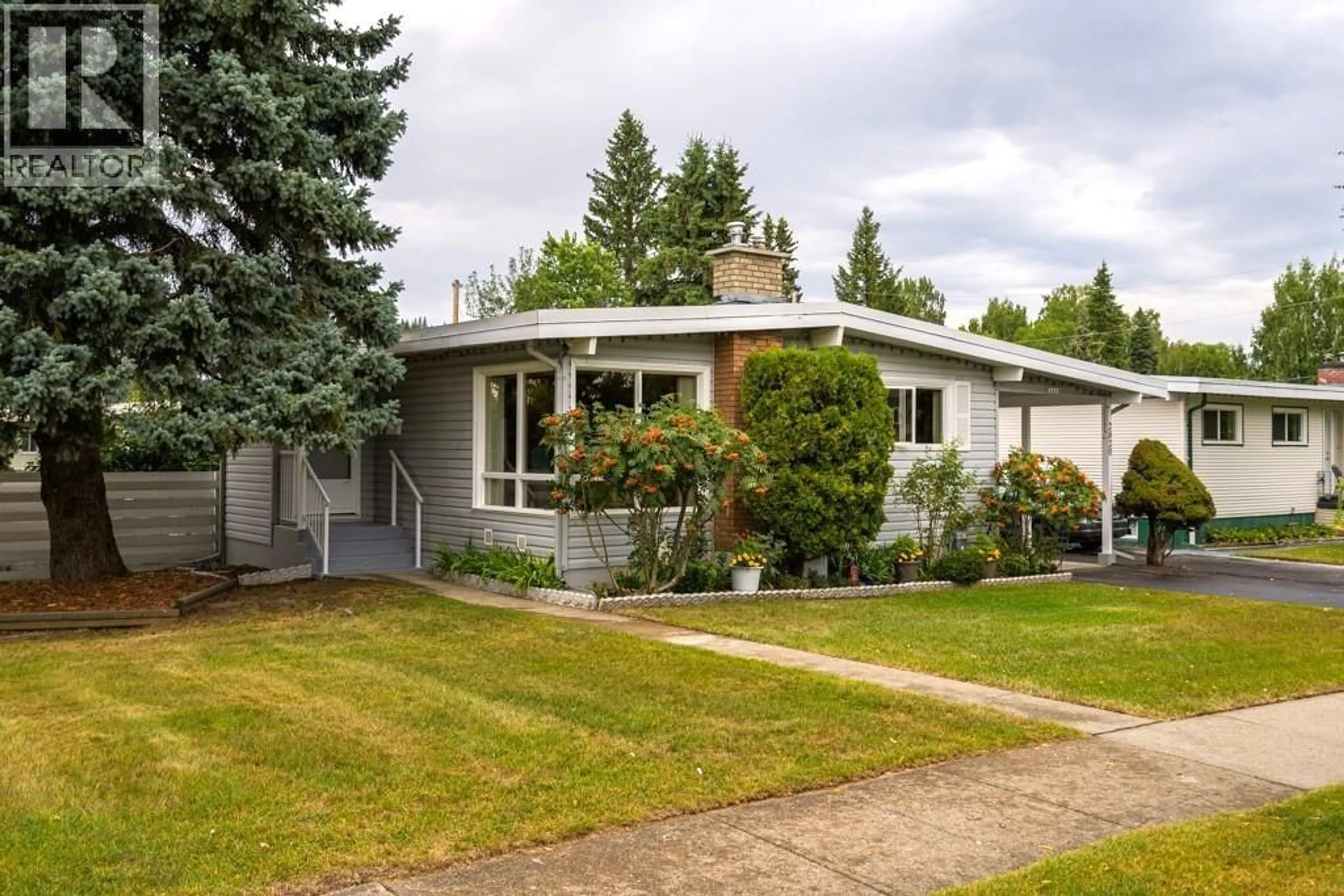 Home with vinyl exterior material, street for 2820 2ND AVENUE, Prince George British Columbia V2M1E6