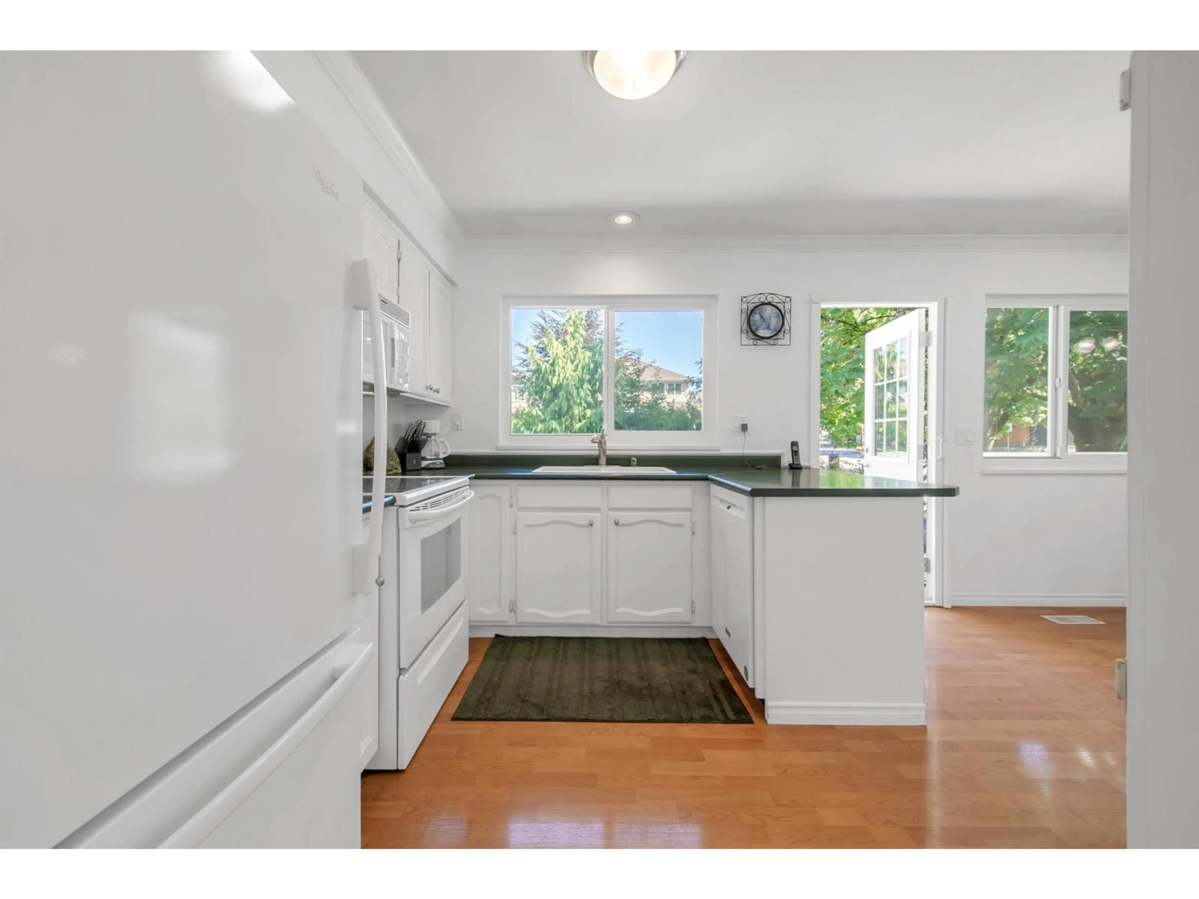 Standard kitchen, unknown for 8162 WILTSHIRE, Delta British Columbia V4C6Z9