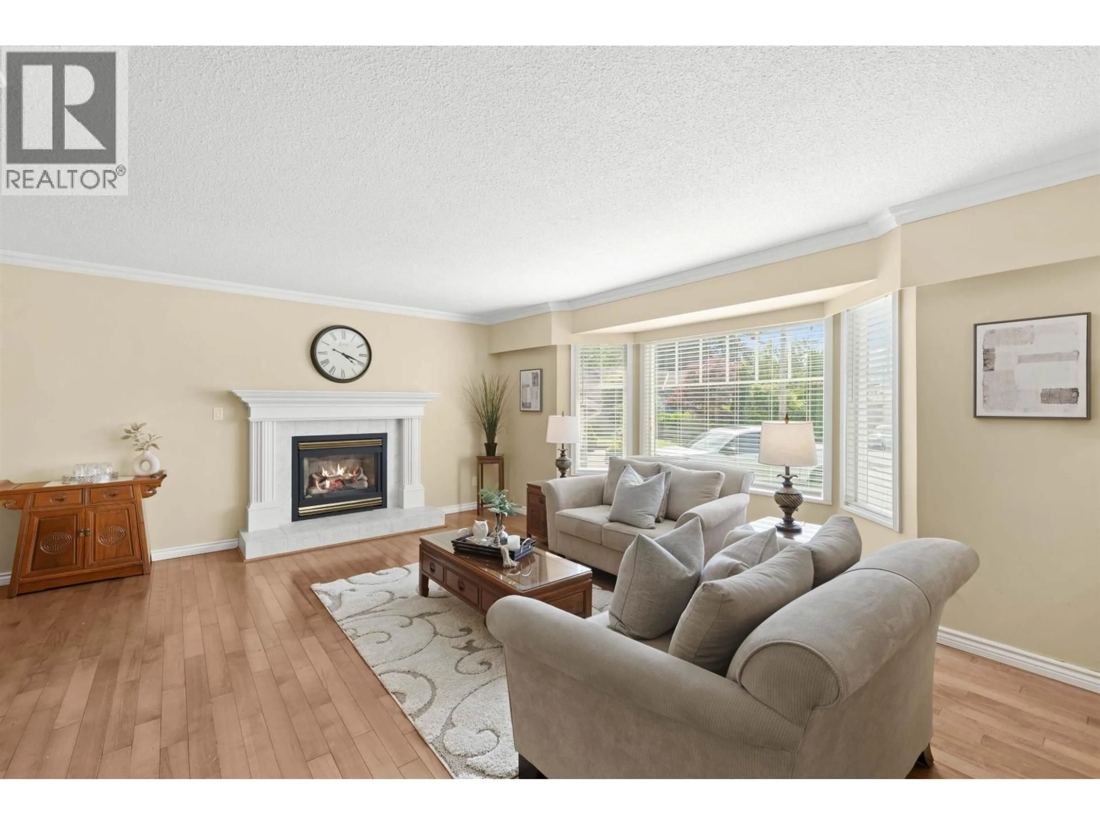Living room with furniture, wood/laminate floor for 5586 44 AVENUE, Delta British Columbia V4K1E1