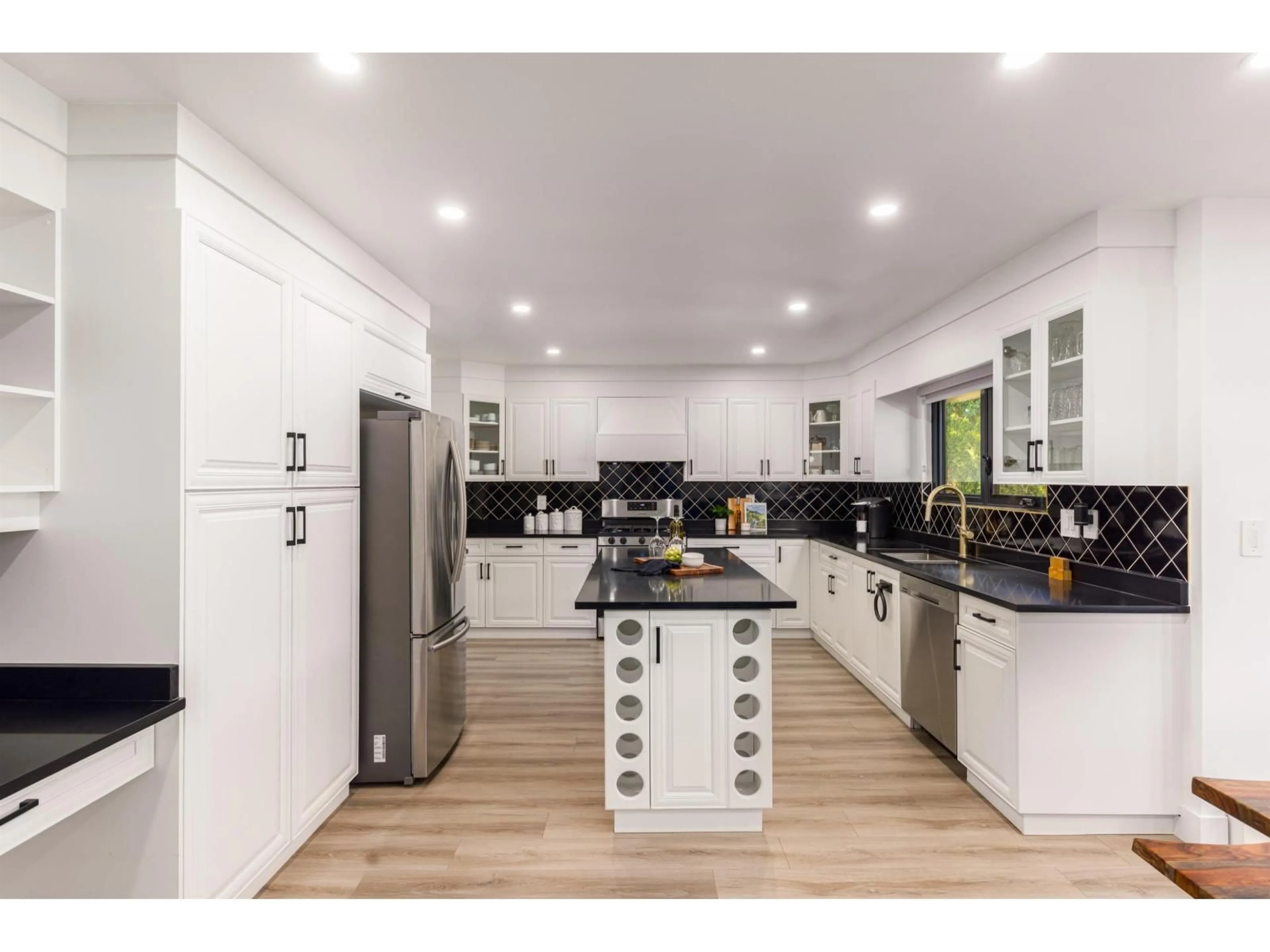 Open concept kitchen, unknown for 7980 155A, Surrey British Columbia V3S8R8