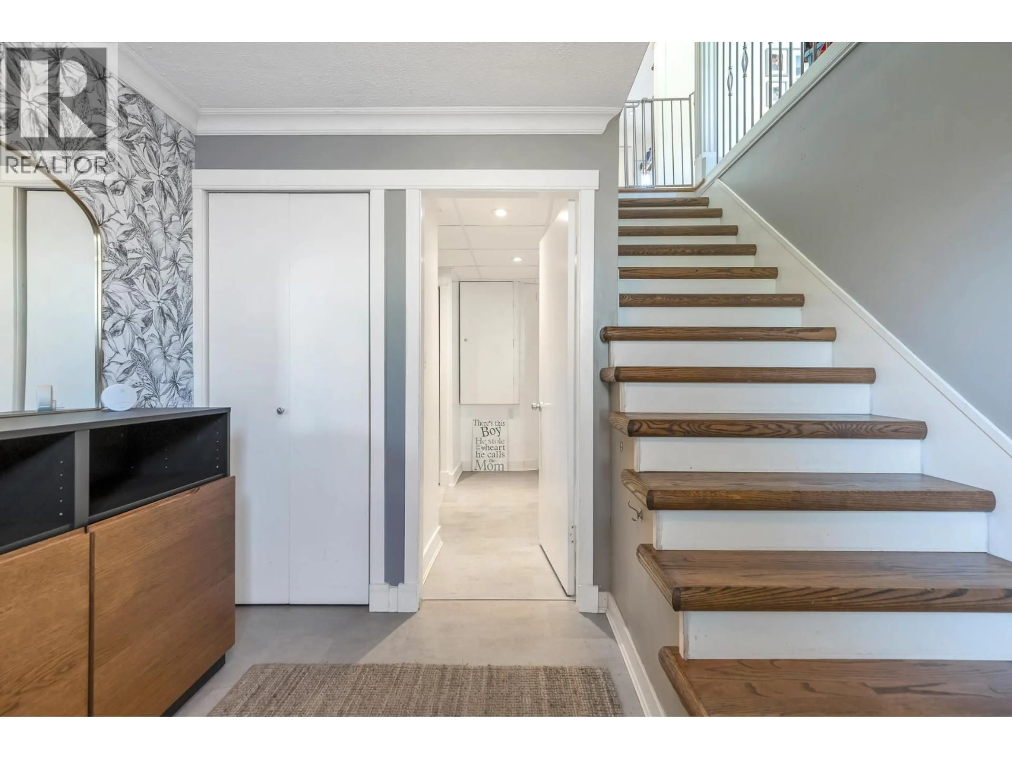 Indoor entryway for 5526 6A AVENUE, Delta British Columbia V4M1P6