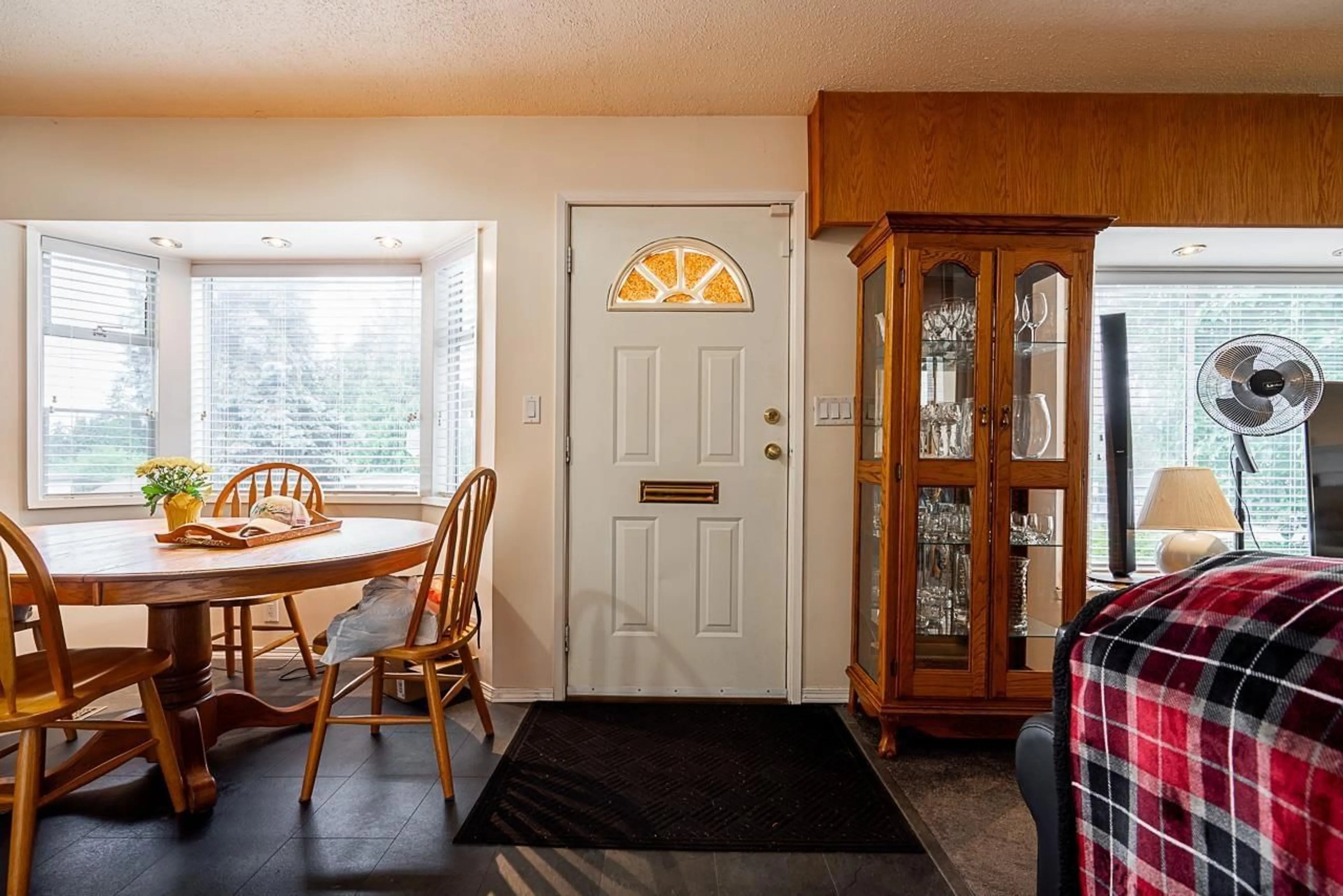 Indoor entryway for 10286 127, Surrey British Columbia V3V5J7
