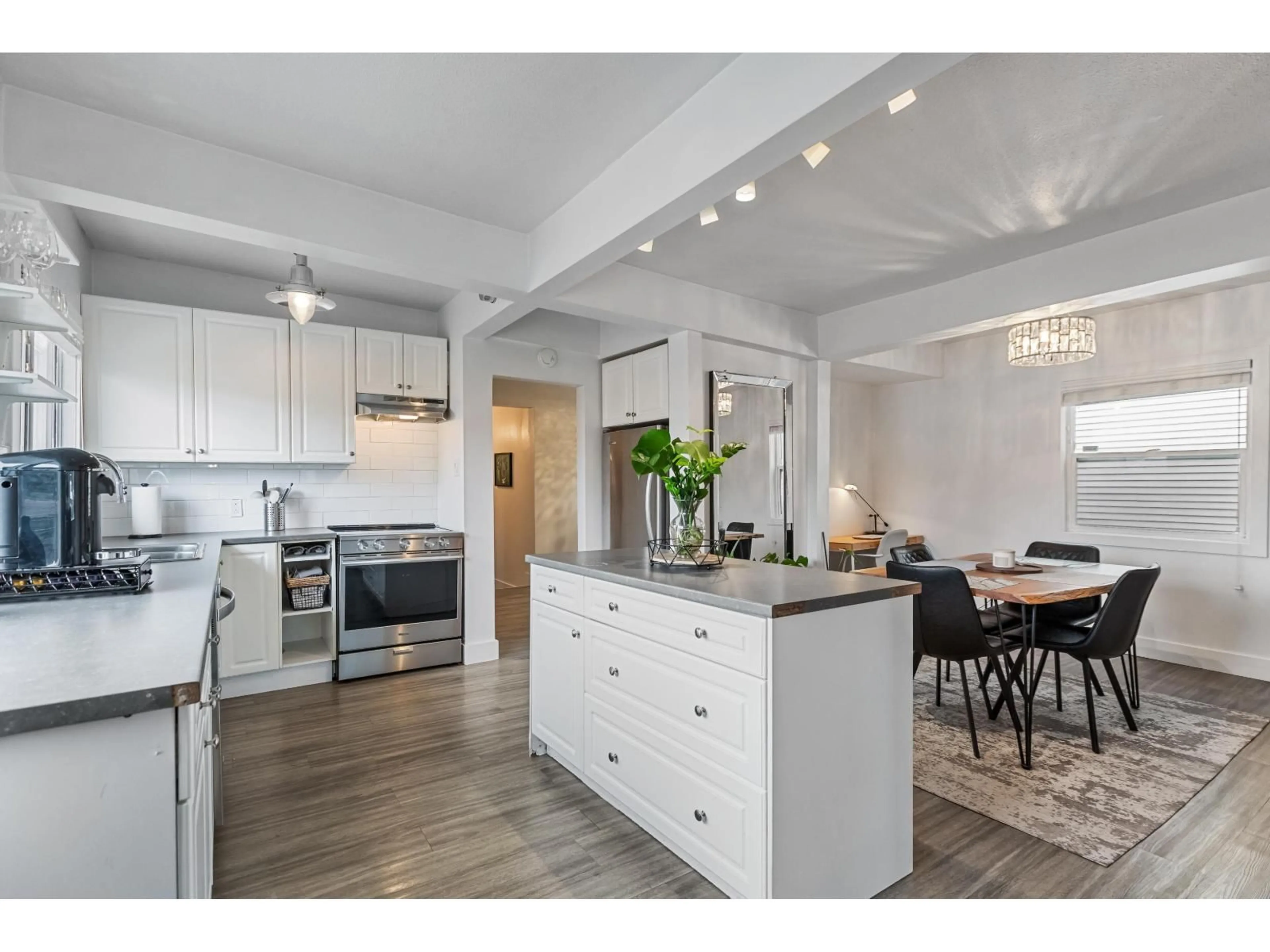 Open concept kitchen, unknown for 34705 4, Abbotsford British Columbia V2S8B8