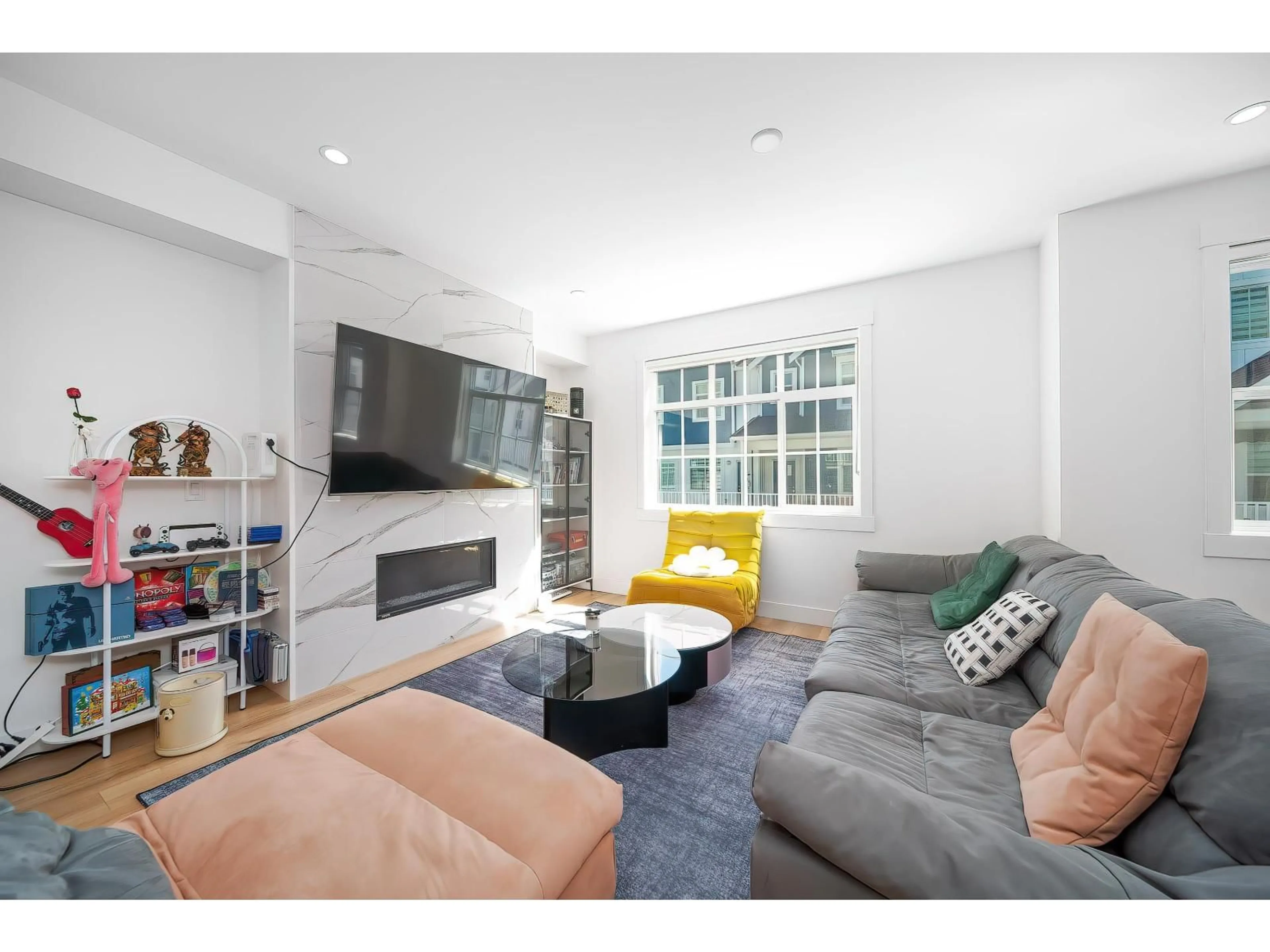 Living room with furniture, unknown for 26 - 9762 182A, Surrey British Columbia V4N6W5