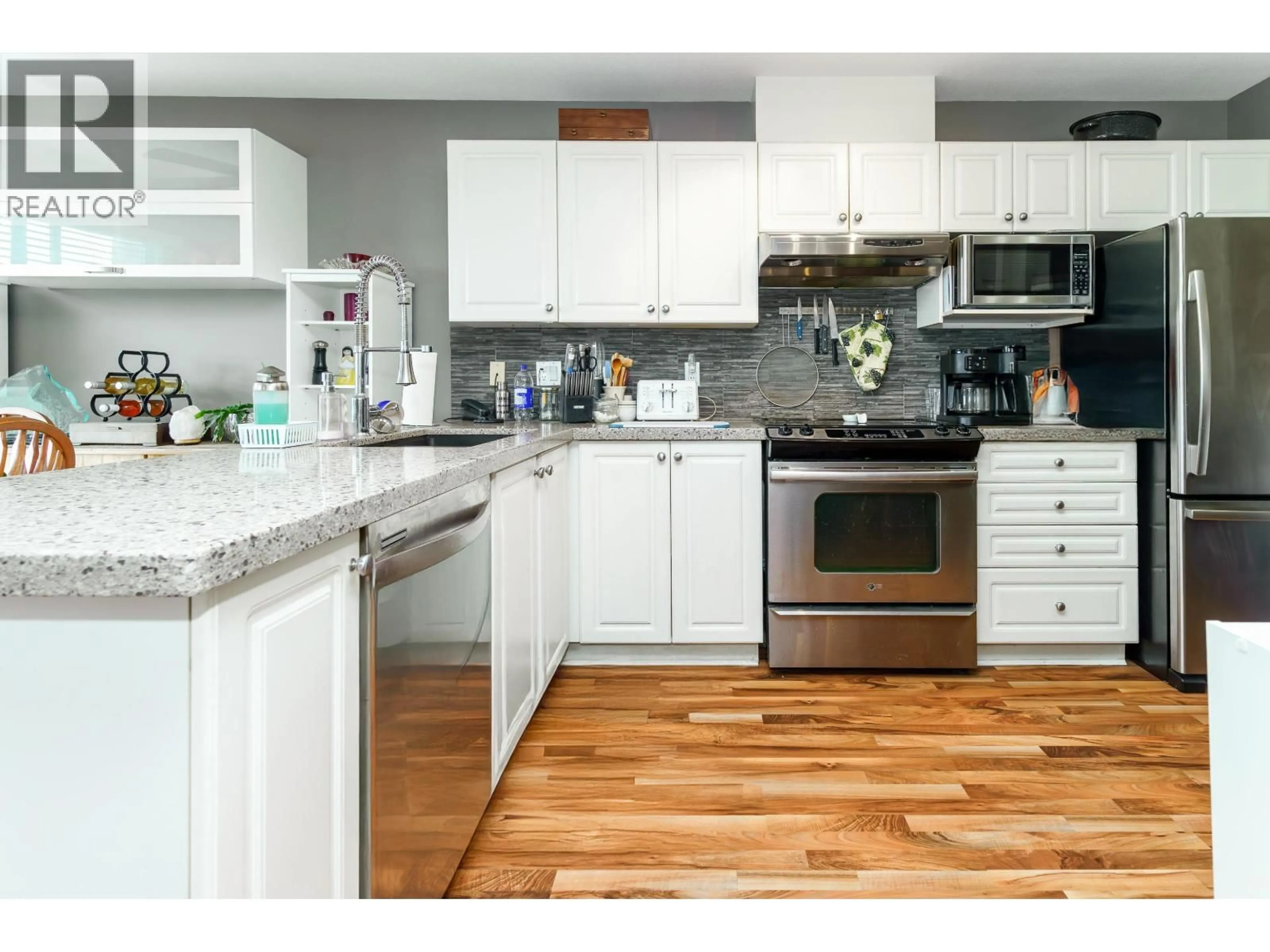 Open concept kitchen, wood/laminate floor for 401 - 22230 NORTH AVENUE, Maple Ridge British Columbia V2X2L5