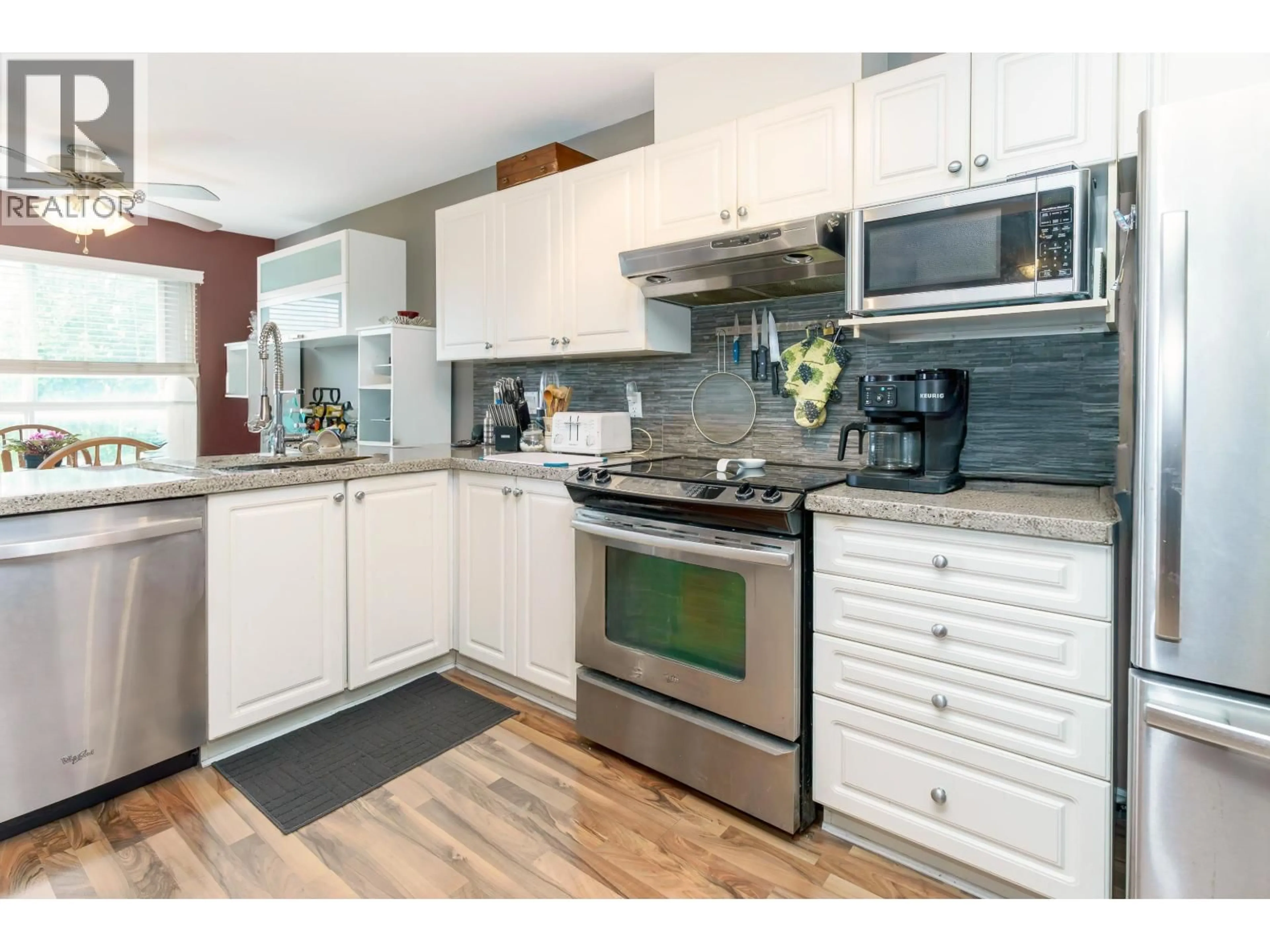 Open concept kitchen, wood/laminate floor for 401 - 22230 NORTH AVENUE, Maple Ridge British Columbia V2X2L5