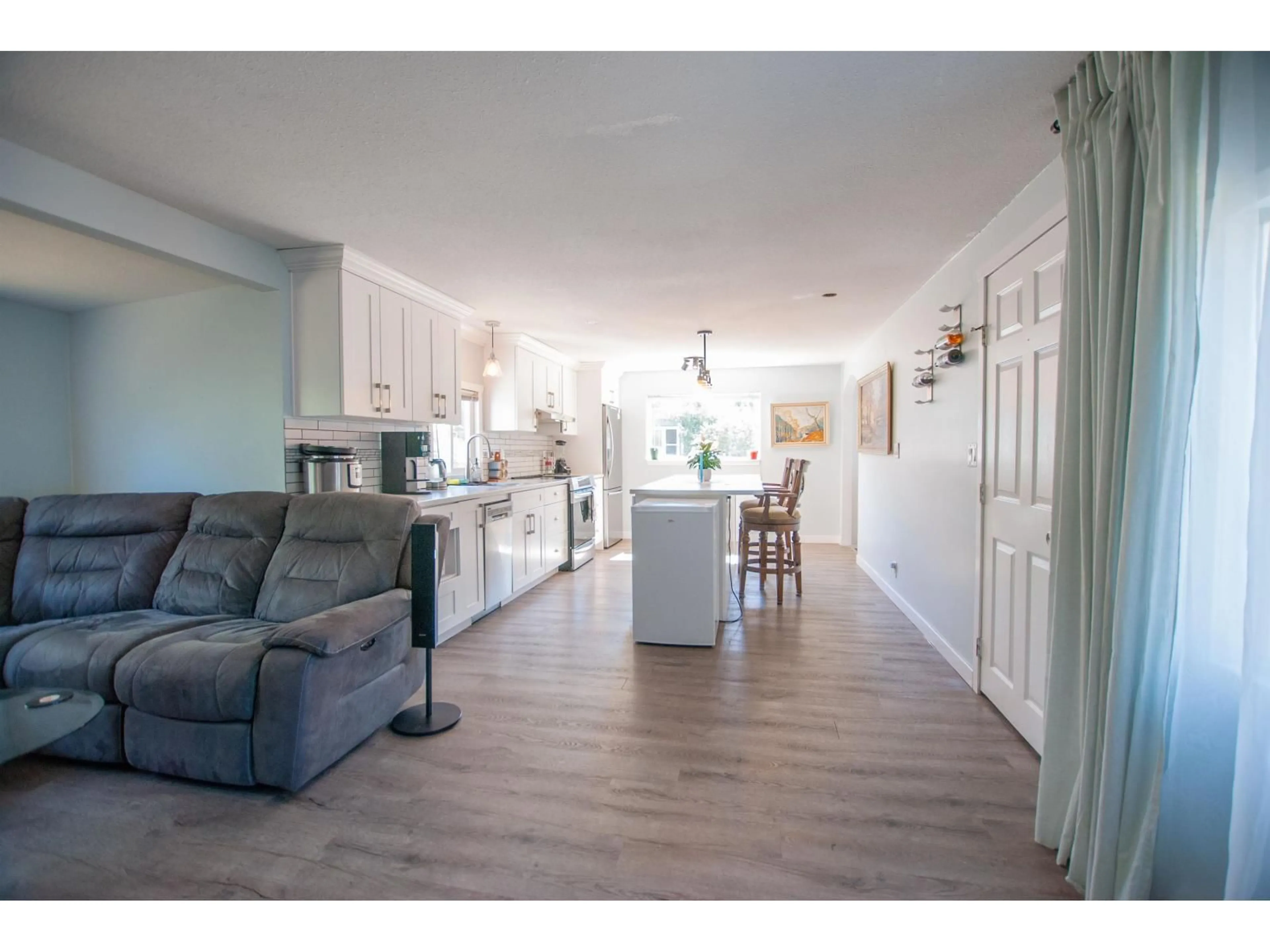 Open concept kitchen, wood/laminate floor for 53 - 46484 CHILLIWACK LAKE ROAD, Chilliwack British Columbia V2R3R8
