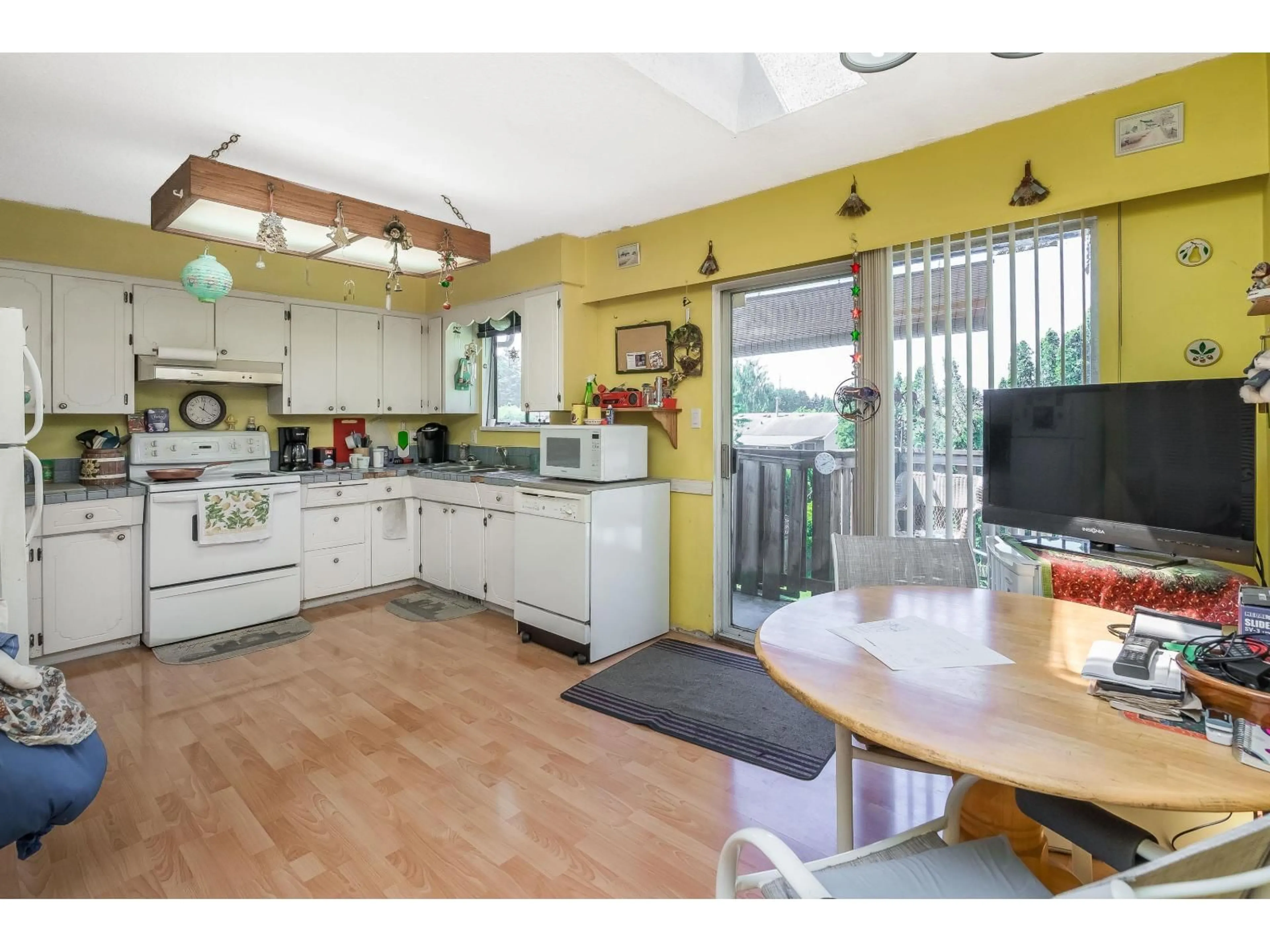 Open concept kitchen, unknown for 1831 MCKENZIE, Abbotsford British Columbia V2S3Z2