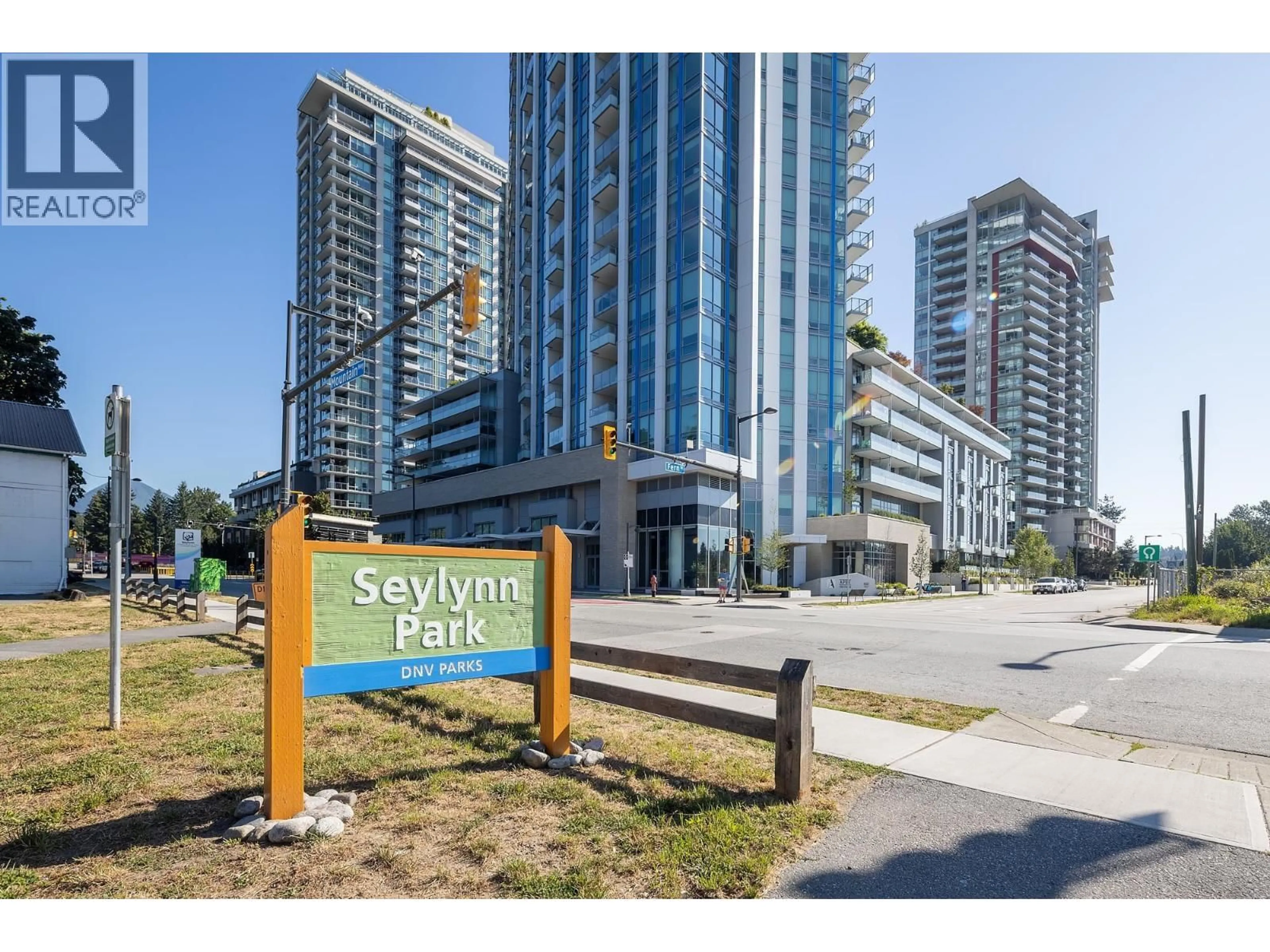 Indoor foyer for 2406 - 1500 FERN STREET, North Vancouver British Columbia V7J0E6