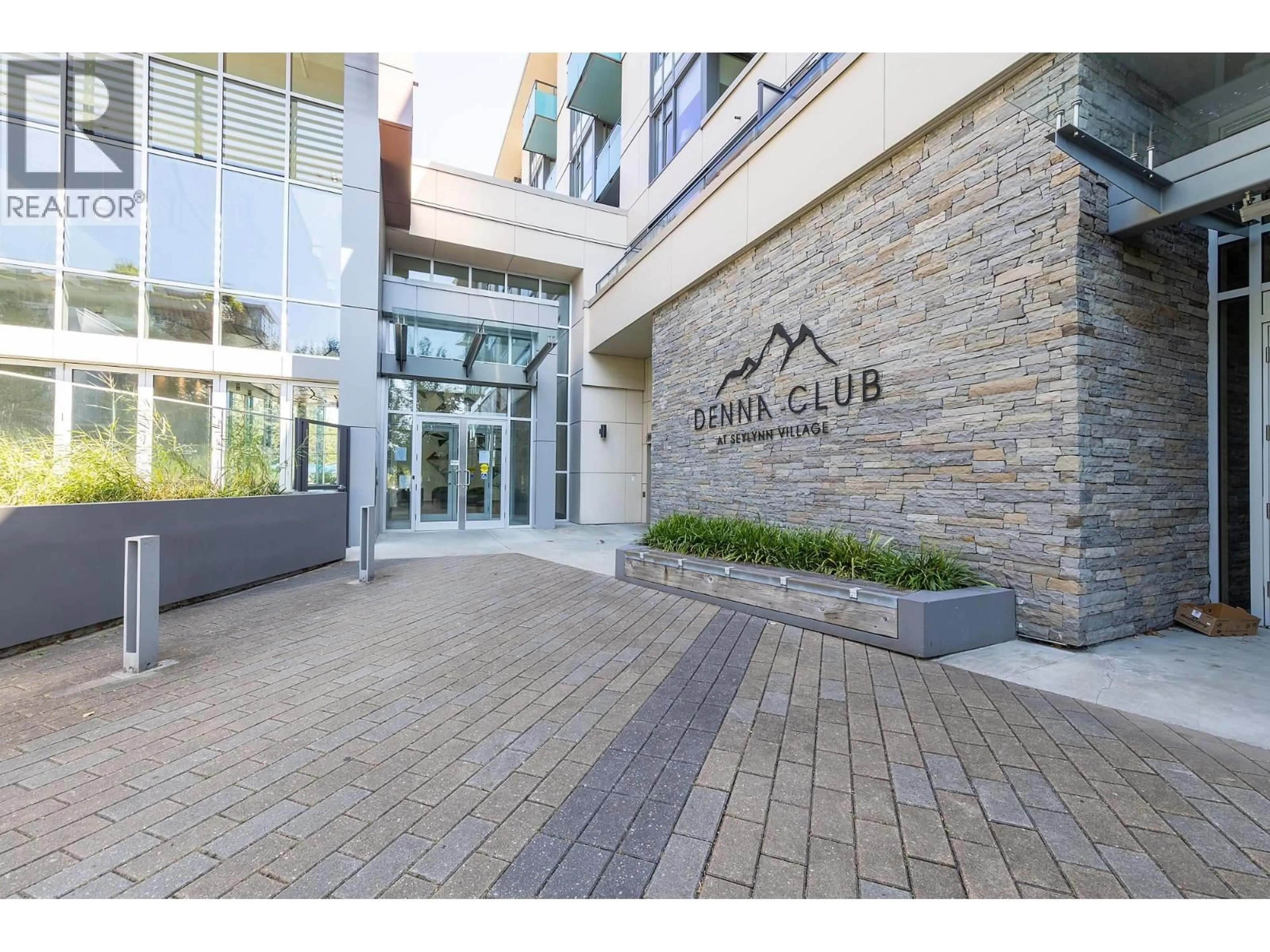 Indoor foyer for 2406 - 1500 FERN STREET, North Vancouver British Columbia V7J0E6