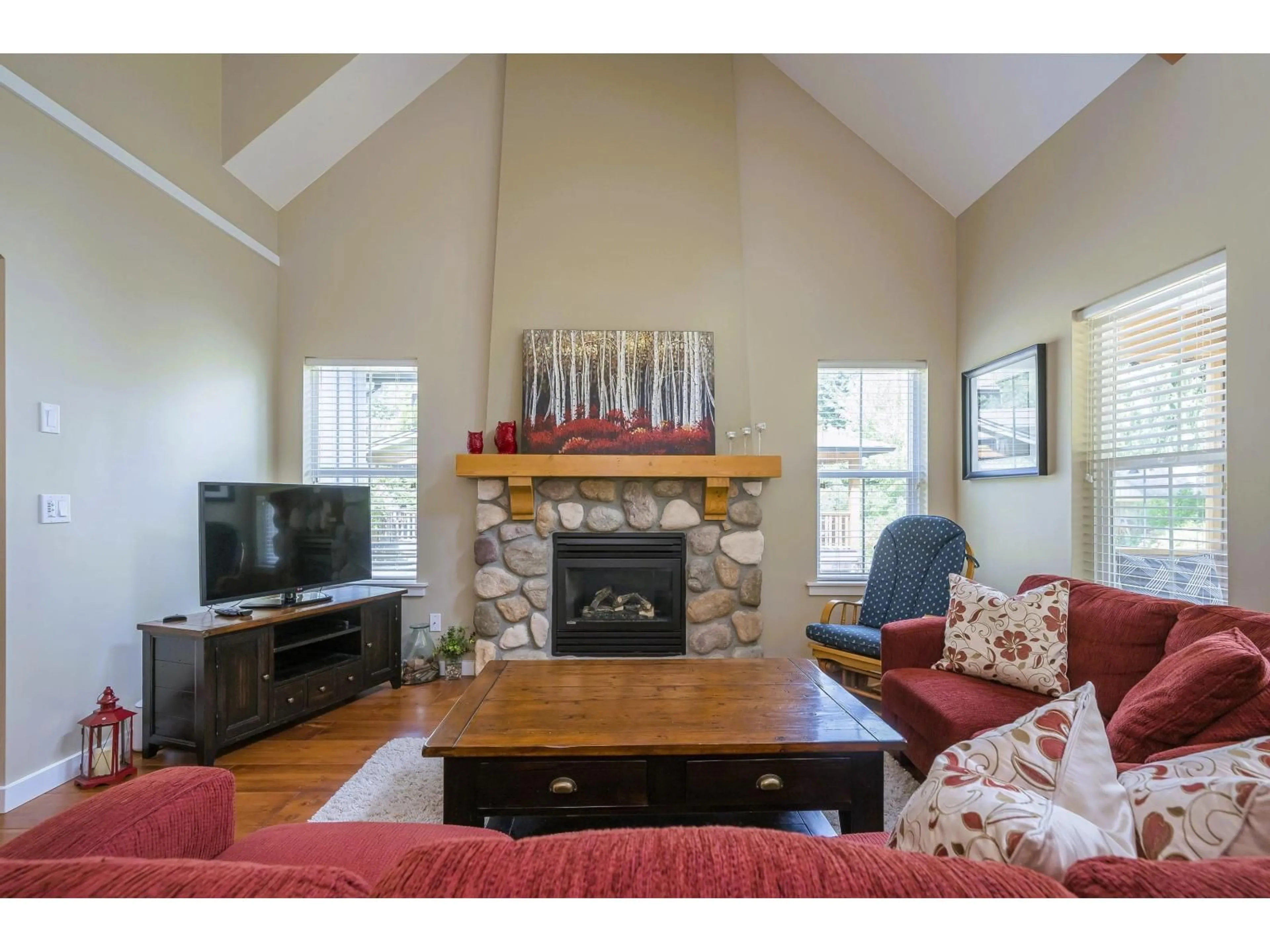 Living room with furniture, wood/laminate floor for 1843 RAVENWOOD TRAIL, Lindell Beach British Columbia V2R0E1