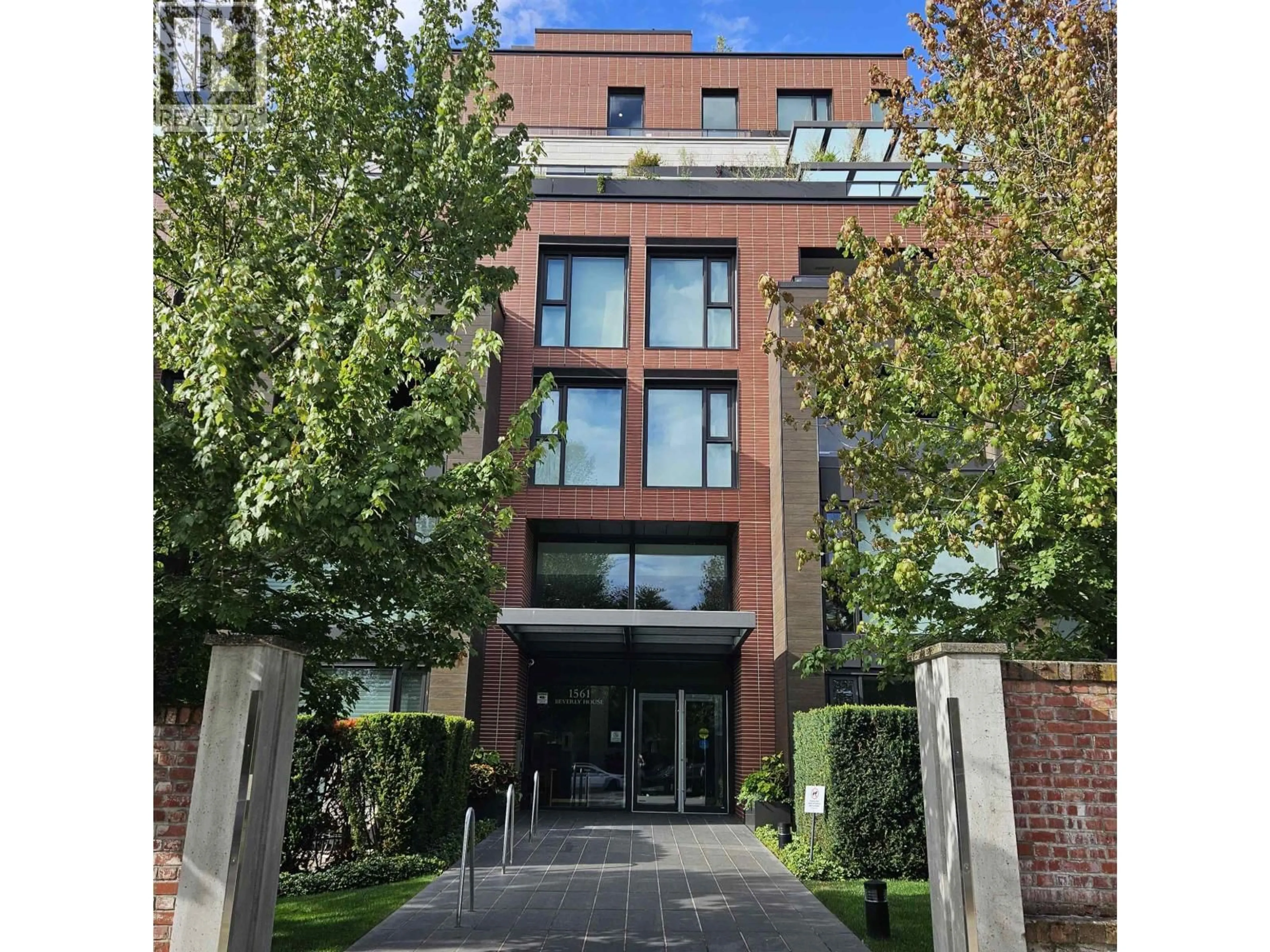 Indoor foyer for 201 - 1561 57TH AVENUE, Vancouver British Columbia V6P0H5