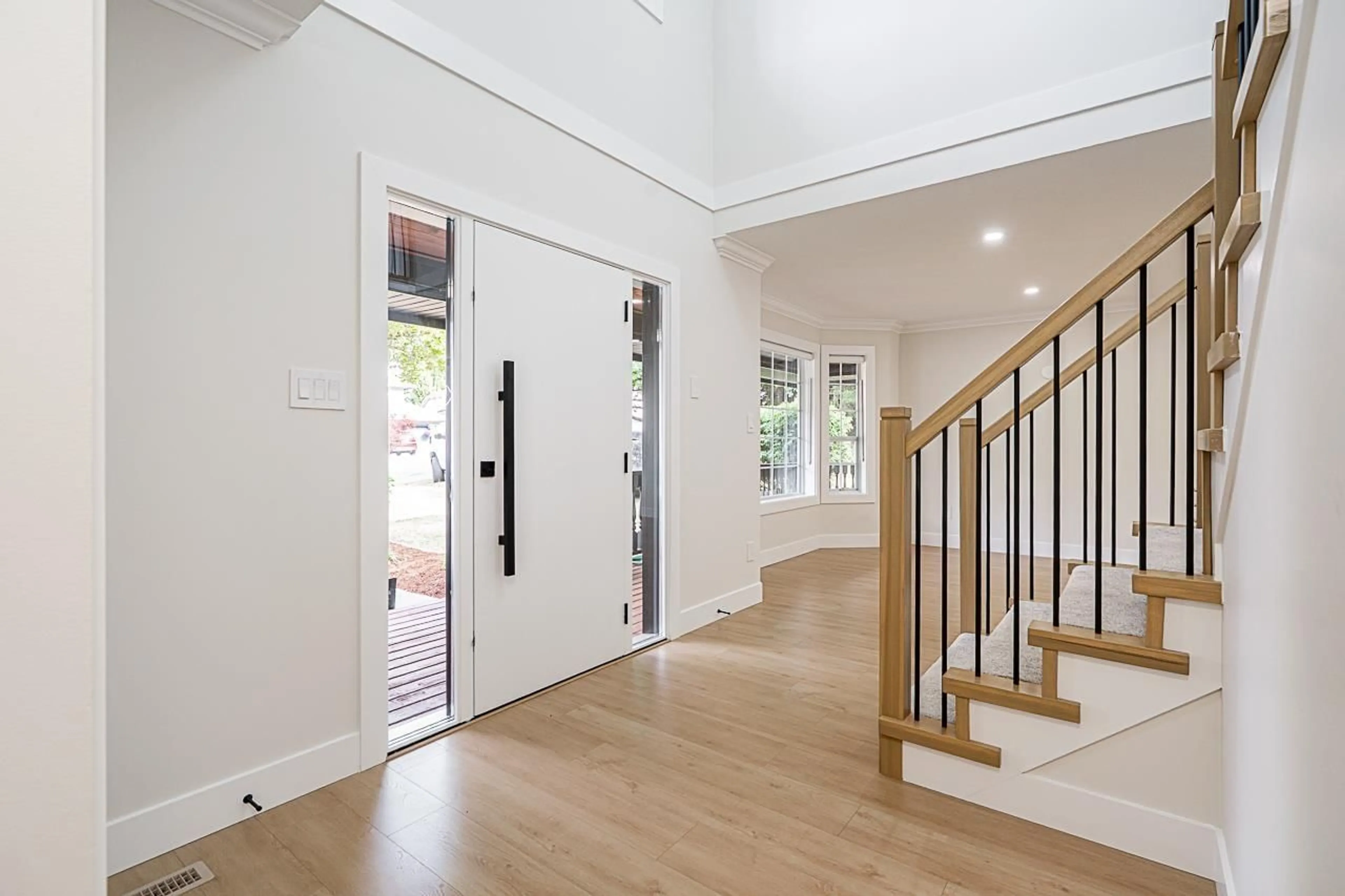 Indoor entryway for 2455 MOUNTAIN, Abbotsford British Columbia V3G1E9