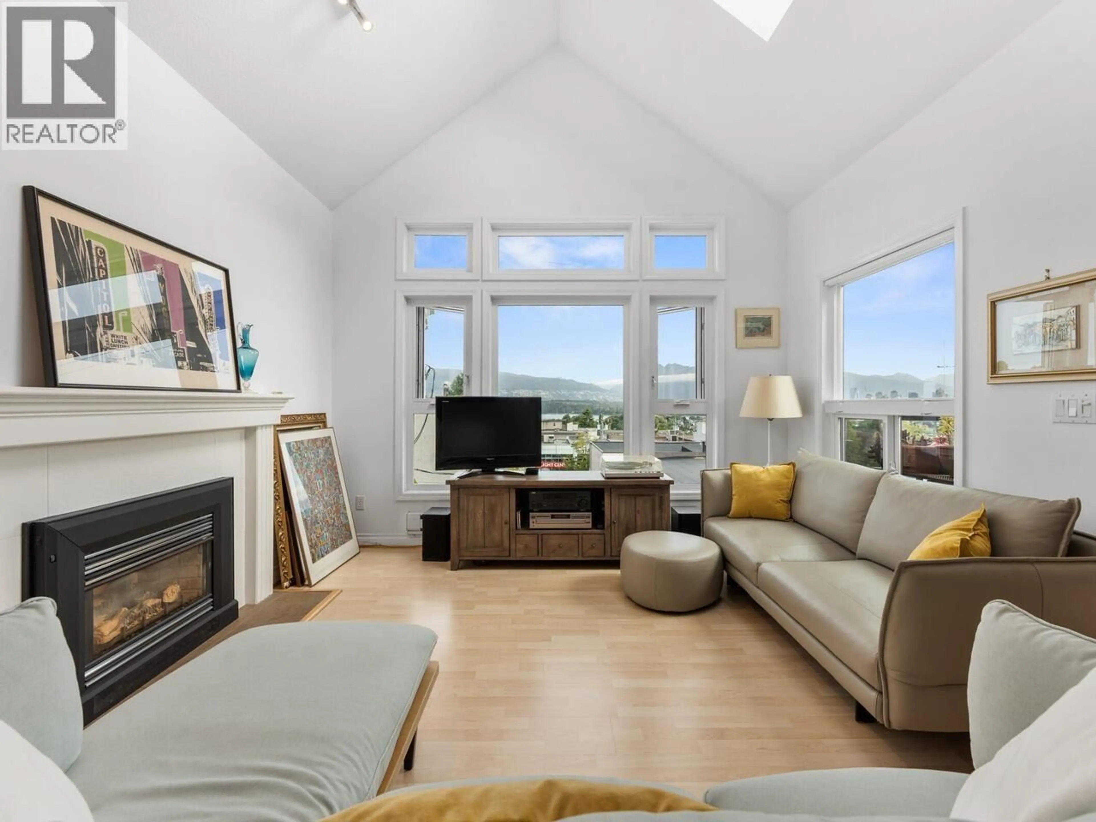 Living room with furniture, wood/laminate floor for 404 - 2121 5TH AVENUE, Vancouver British Columbia V6K1S1