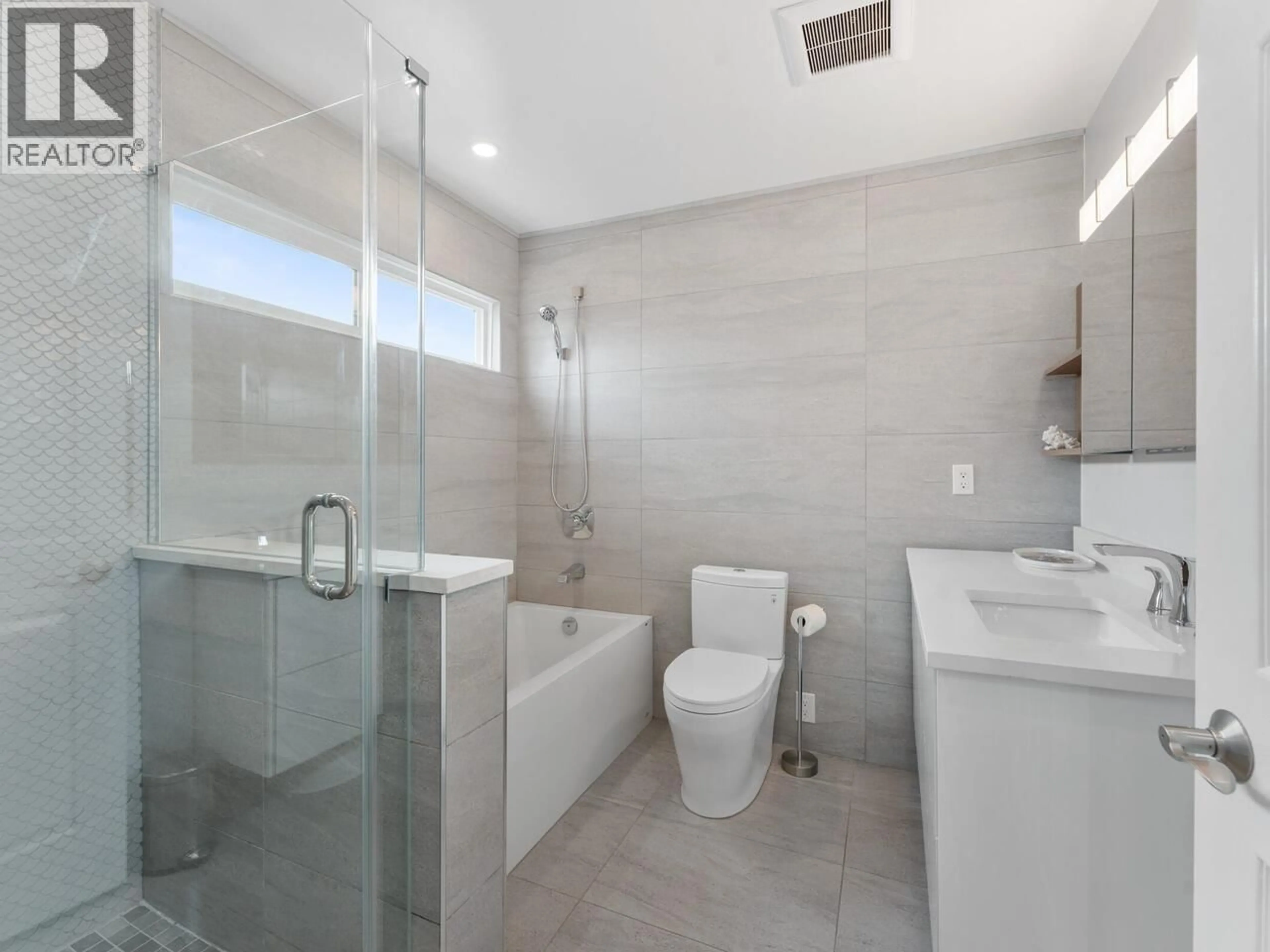 Contemporary bathroom, ceramic/tile floor for 404 - 2121 5TH AVENUE, Vancouver British Columbia V6K1S1