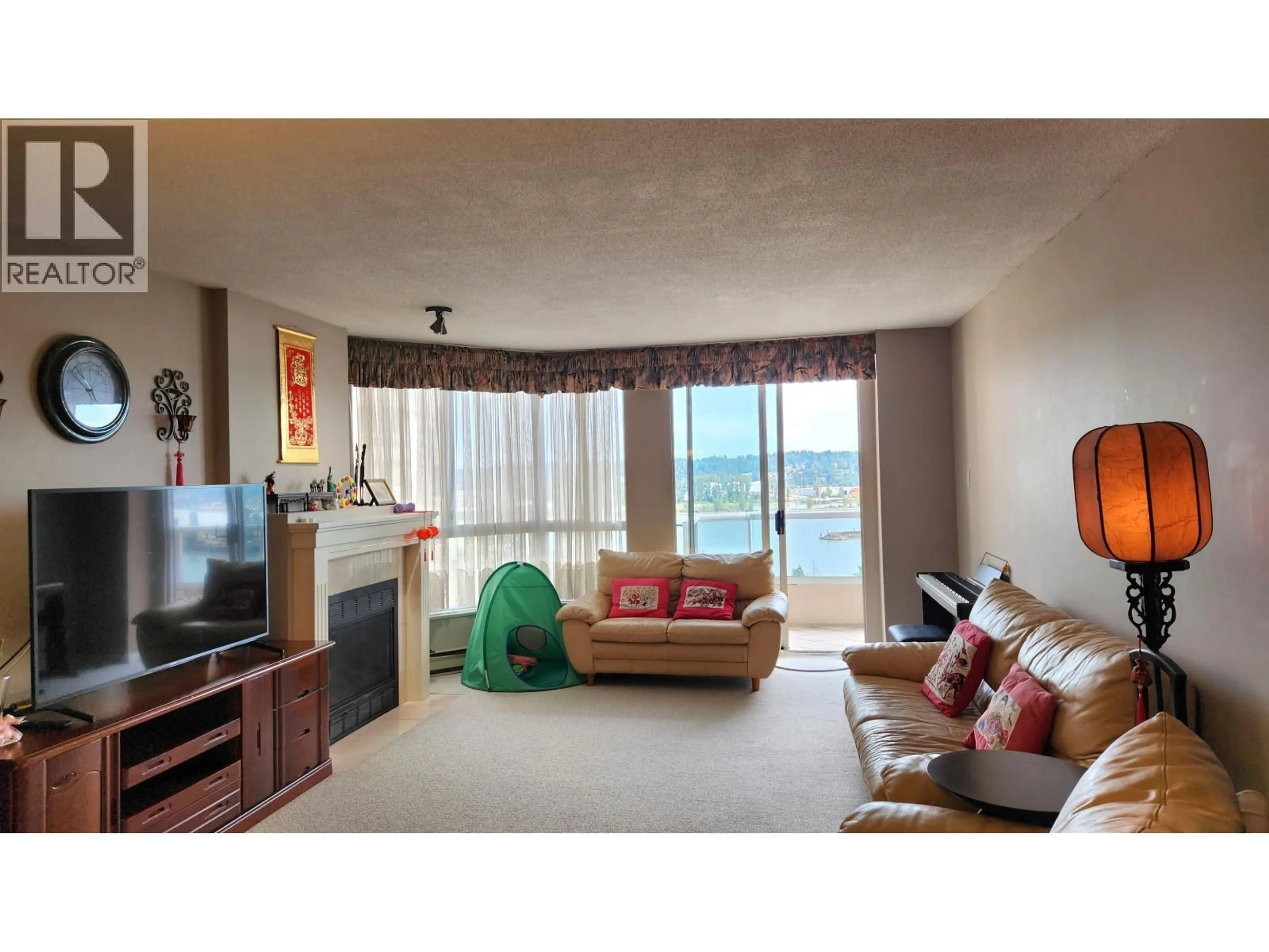 Living room with furniture, unknown for 1505 - 1235 QUAYSIDE DRIVE, New Westminster British Columbia V3M6J5