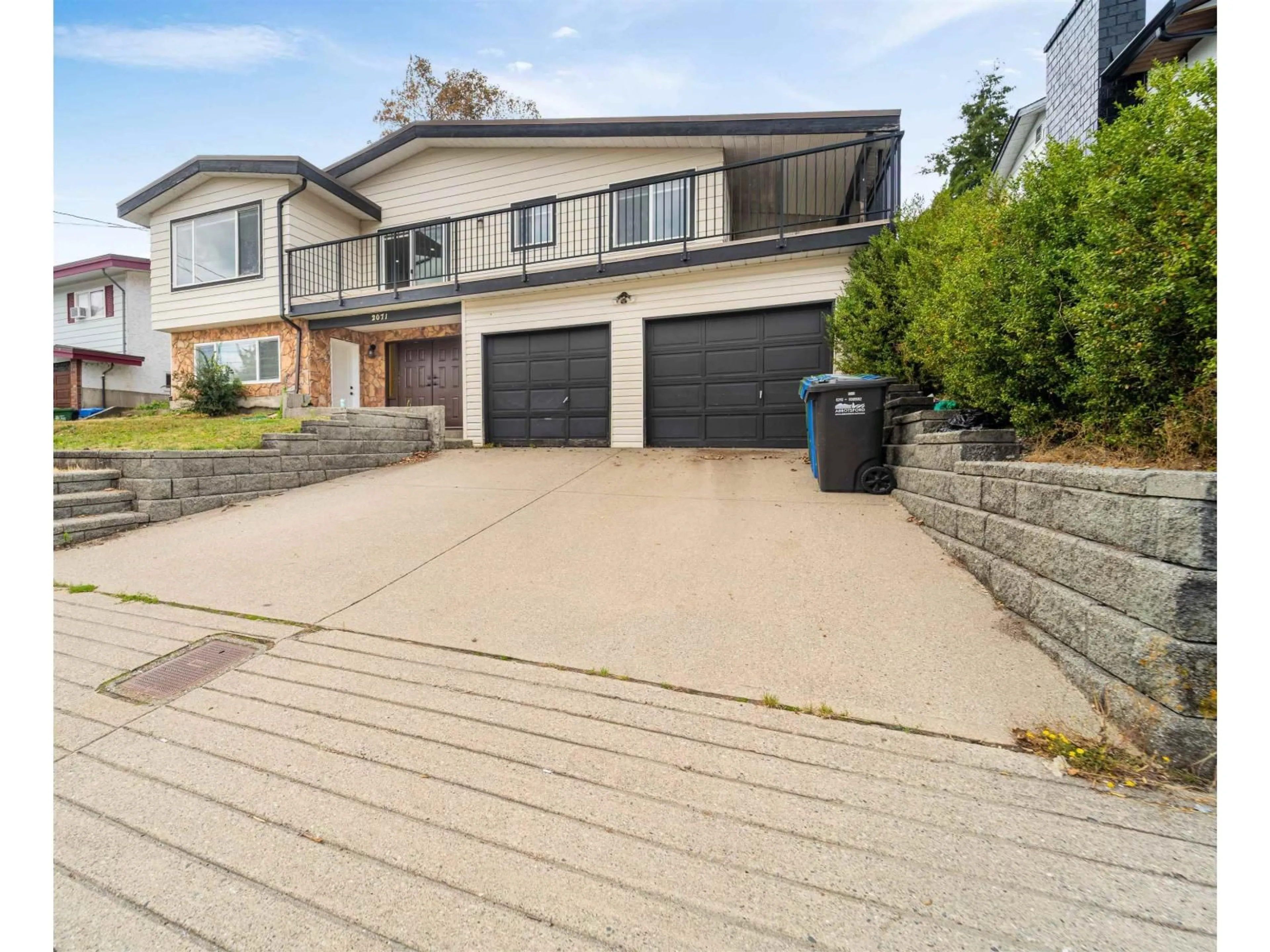A pic from outside/outdoor area/front of a property/back of a property/a pic from drone, street for 2071 EMERSON, Abbotsford British Columbia V2T3H8