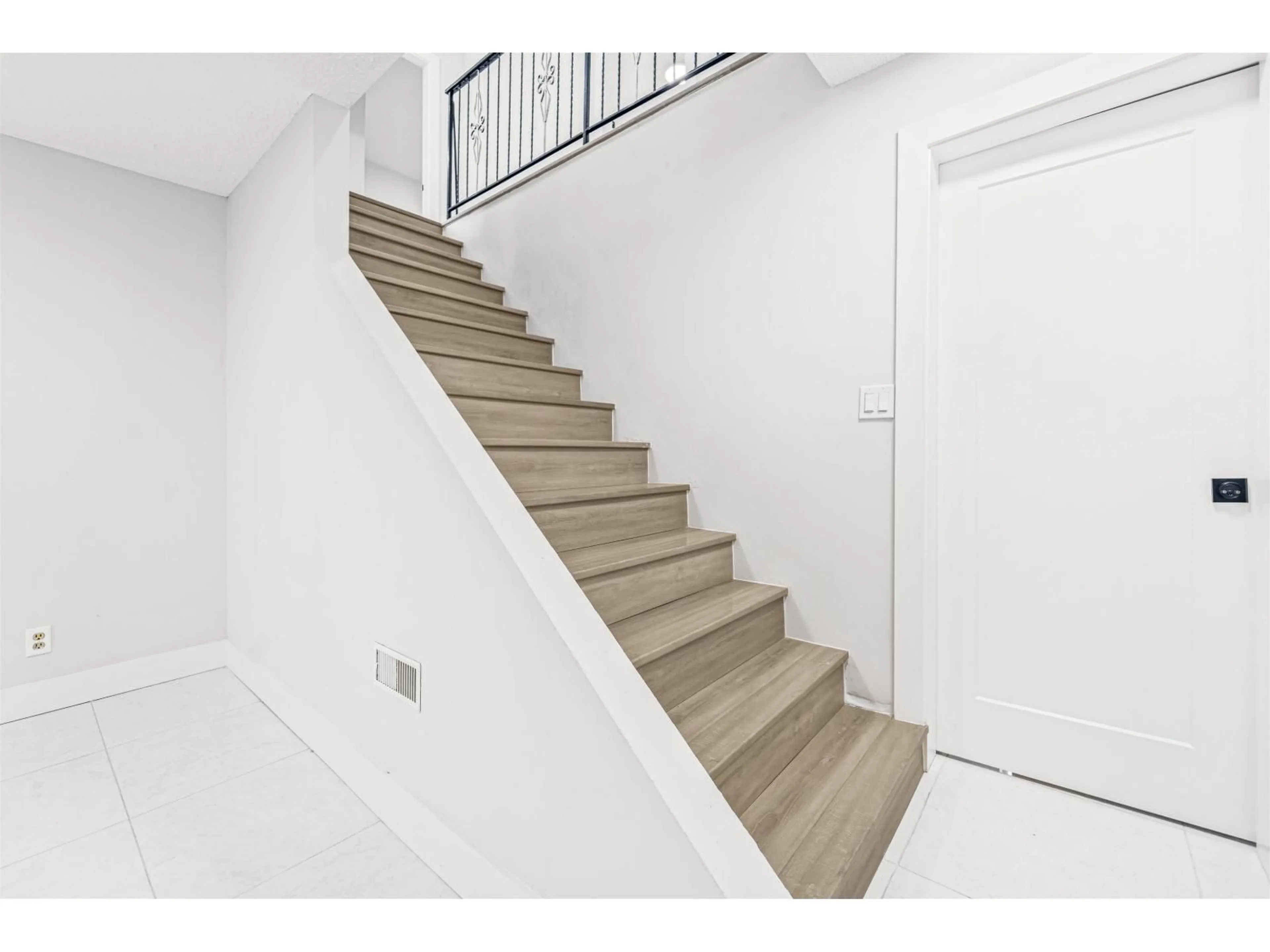 Stairs for 2071 EMERSON, Abbotsford British Columbia V2T3H8