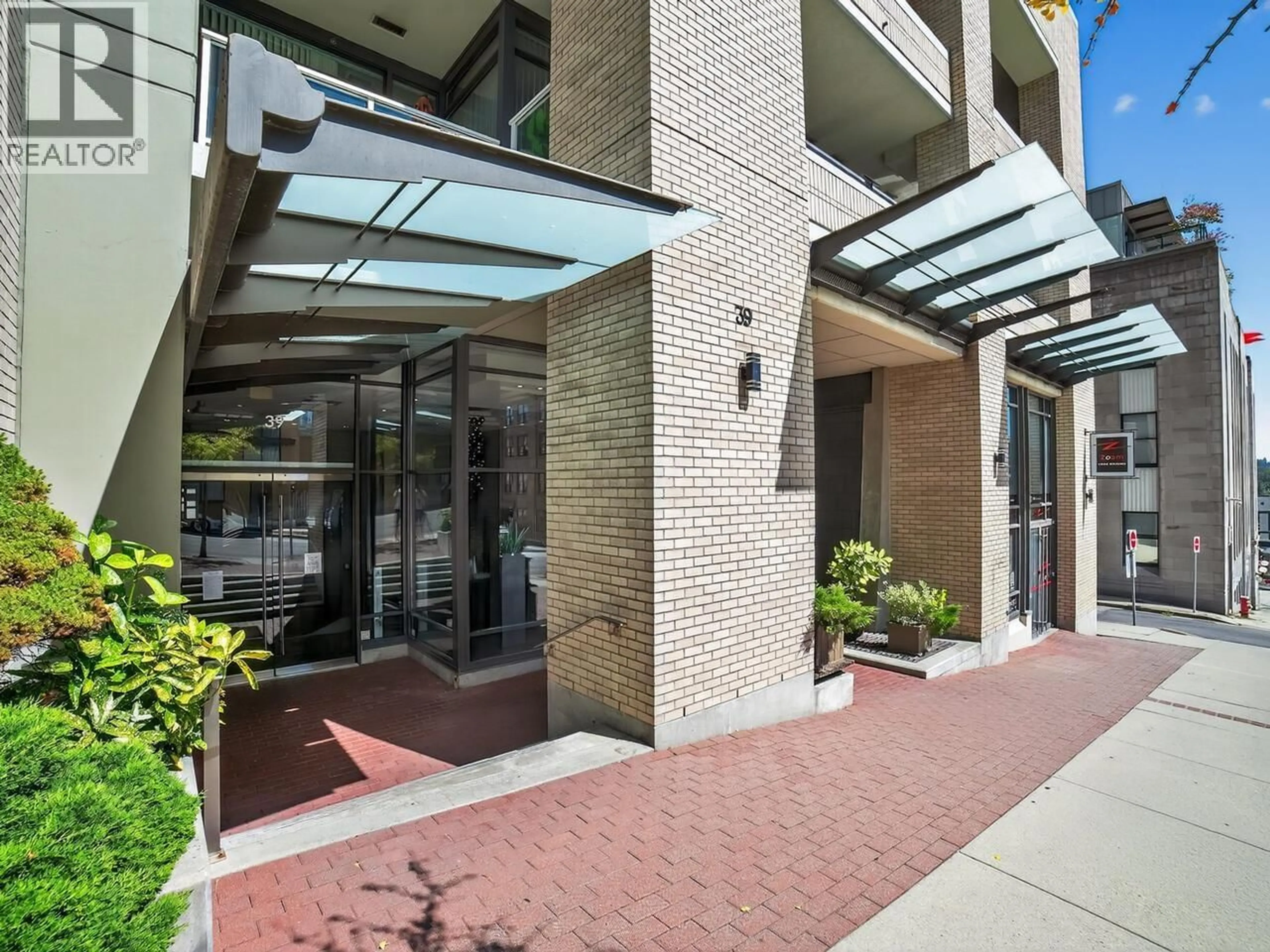 Indoor foyer for 704 - 39 SIXTH STREET, New Westminster British Columbia V3L0B3