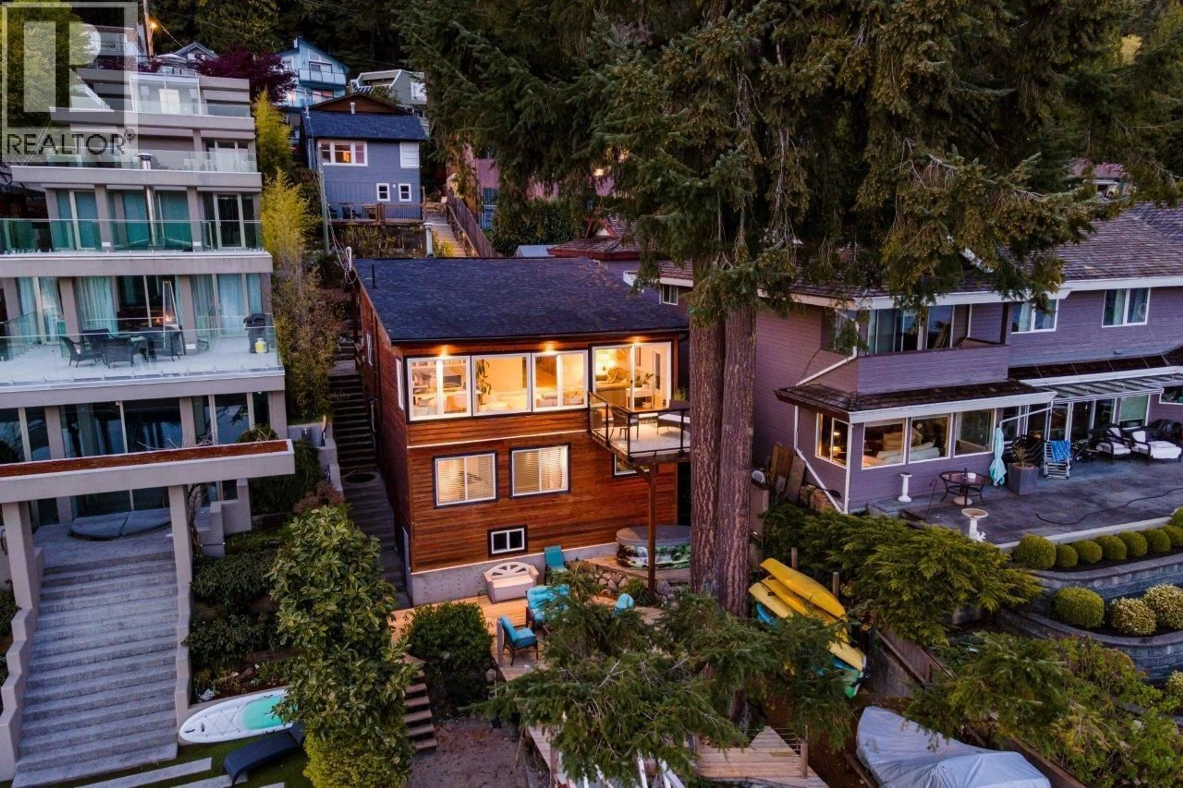 A pic from outside/outdoor area/front of a property/back of a property/a pic from drone, unknown for 2730 PANORAMA DRIVE, North Vancouver British Columbia V7G1V6