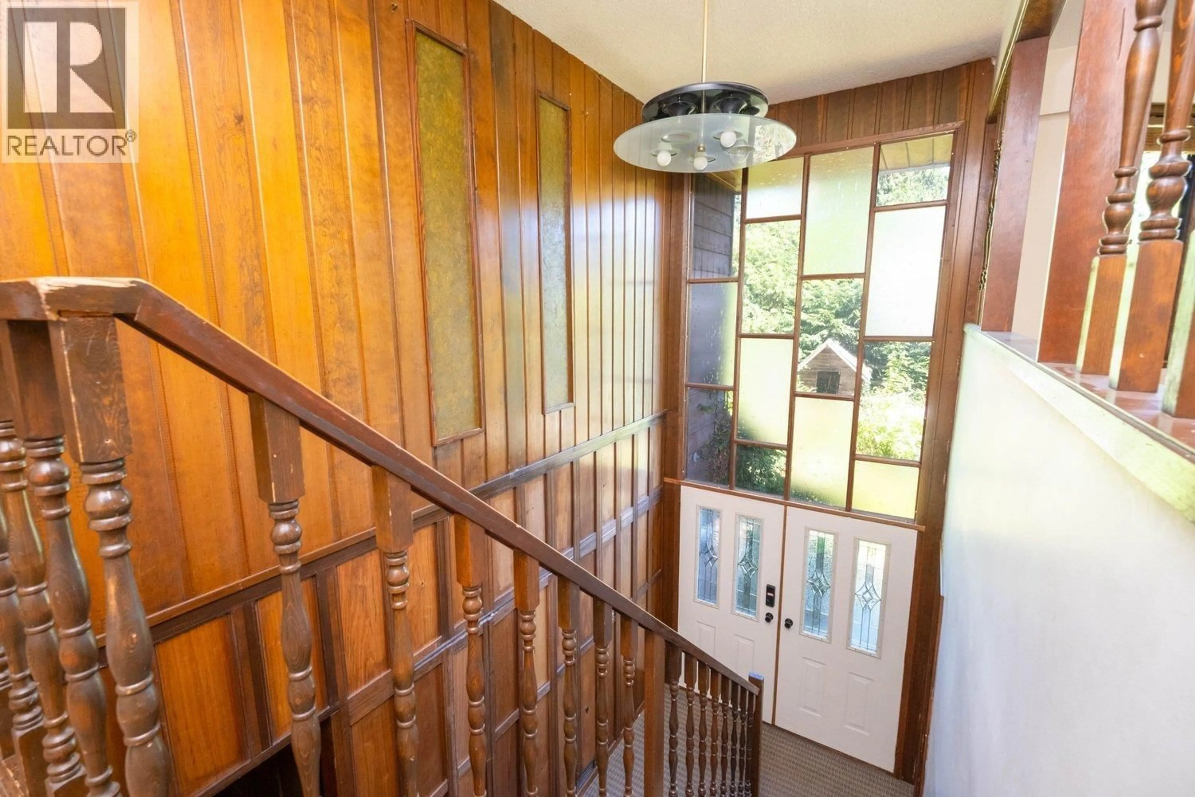 Indoor foyer for 3283 HOSKINS ROAD, North Vancouver British Columbia V7J3B5