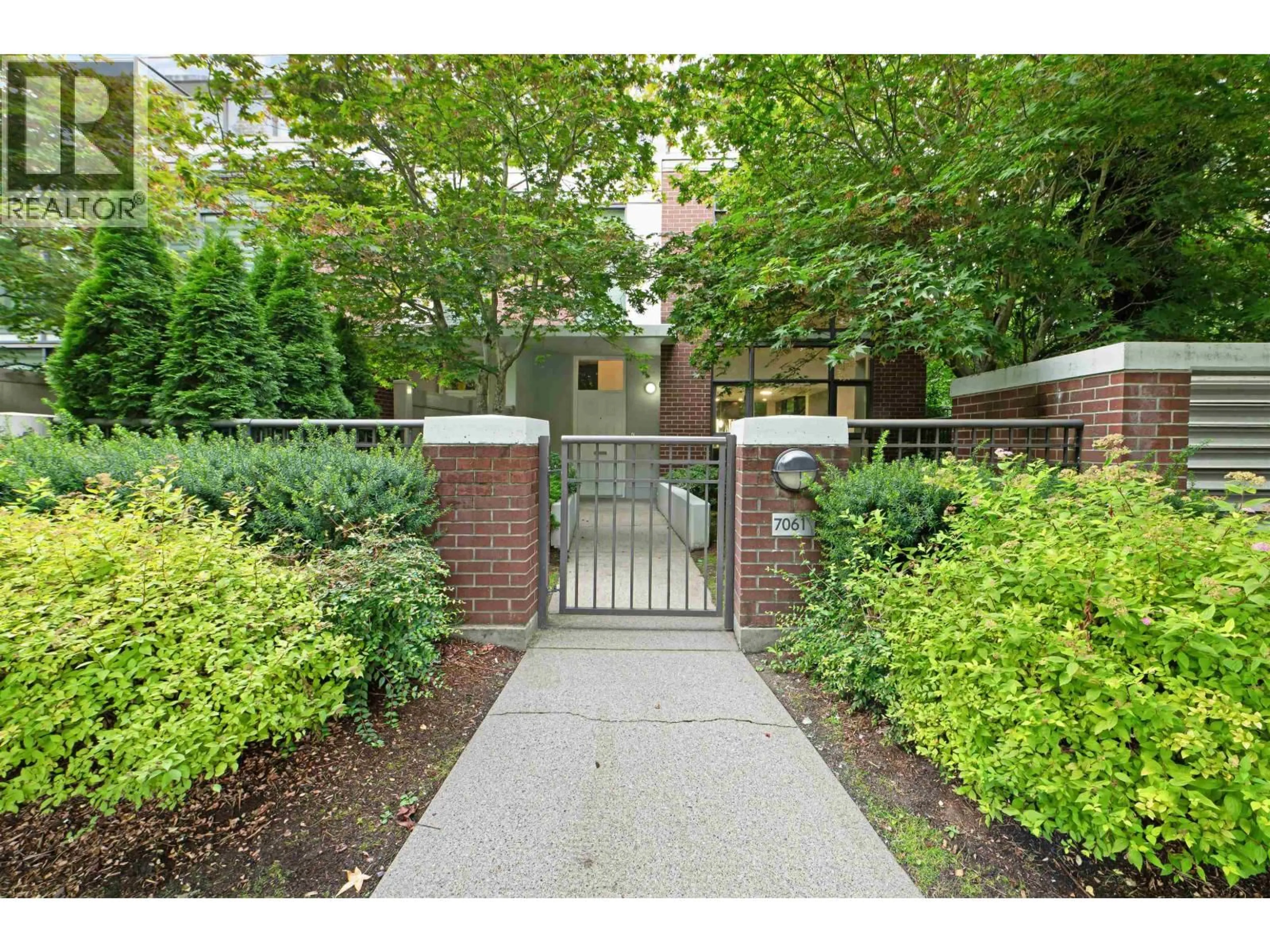 Indoor entryway for 7061 17TH AVENUE, Burnaby British Columbia V3N1K6