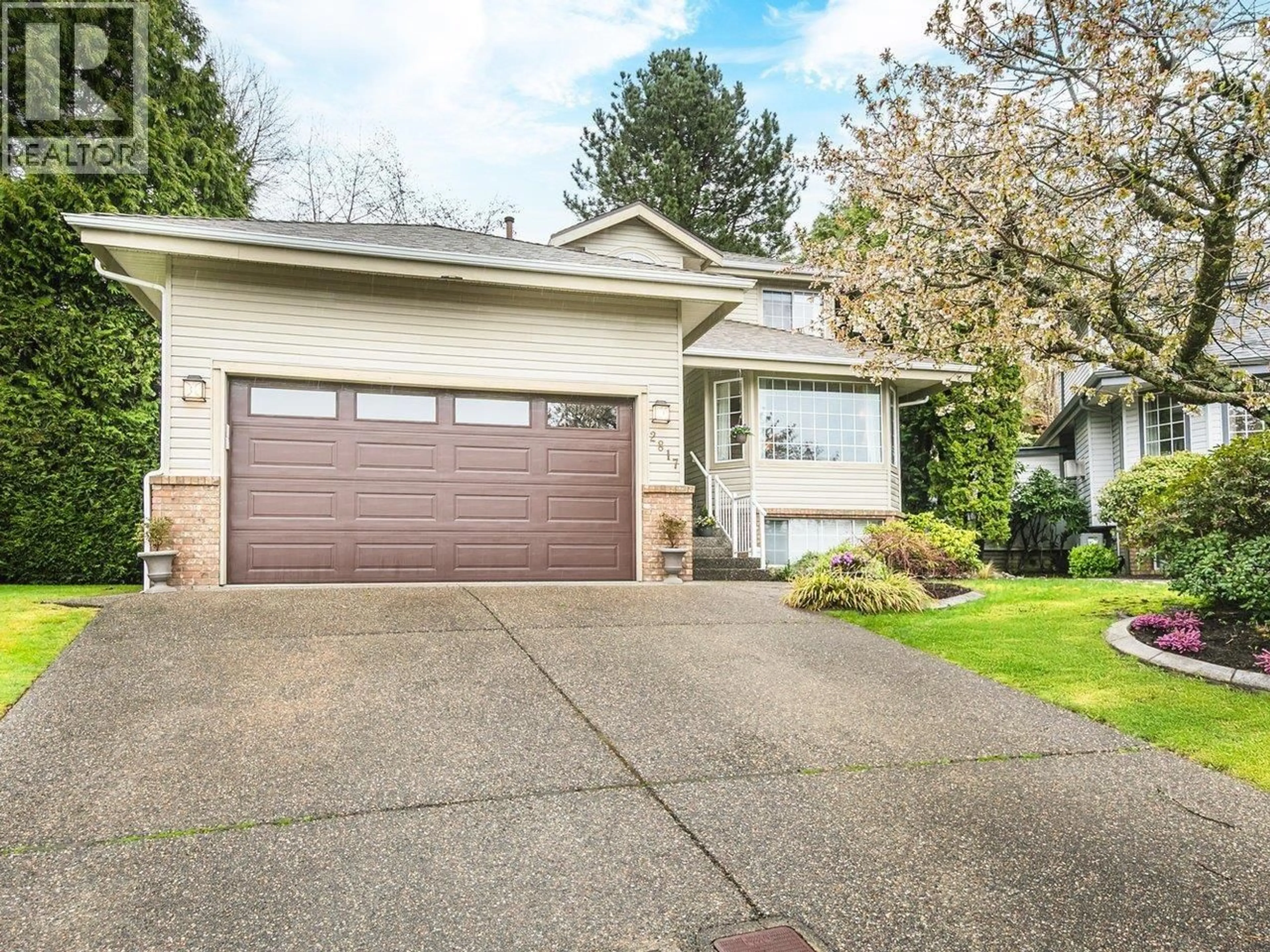 Home with vinyl exterior material, street for 2817 GREENBRIER PLACE, Coquitlam British Columbia V3E2S4