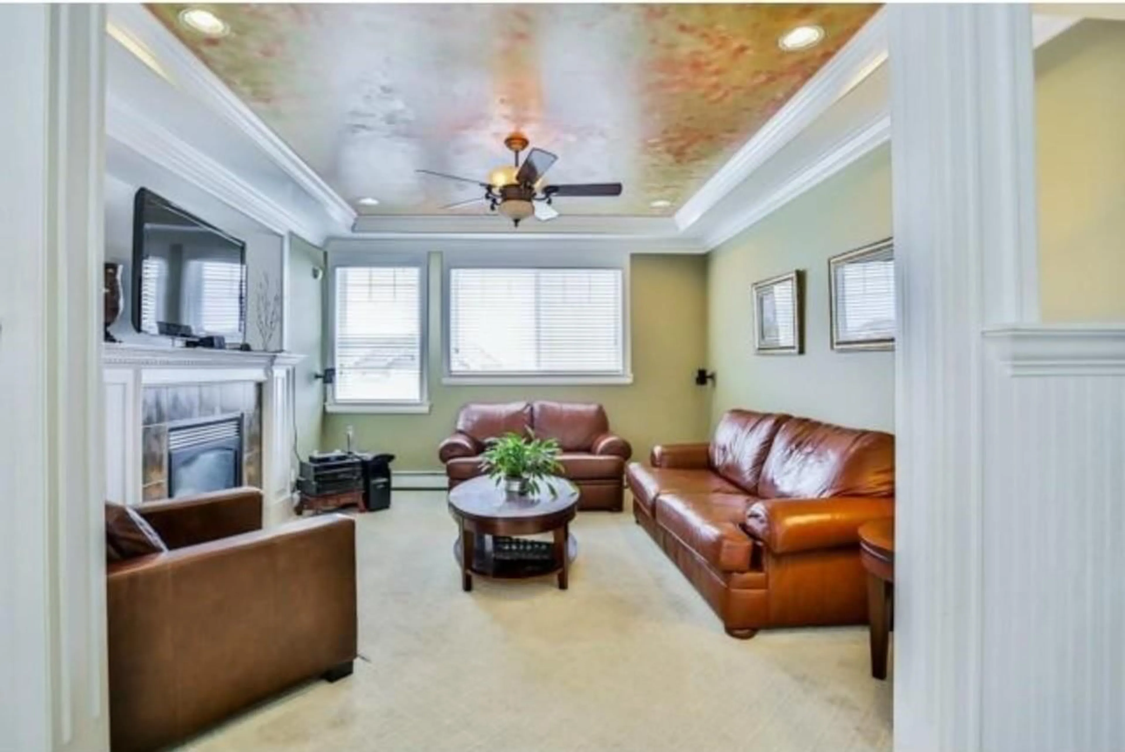 Living room with furniture, ceramic/tile floor for 17440 103B, Surrey British Columbia V4N5R4