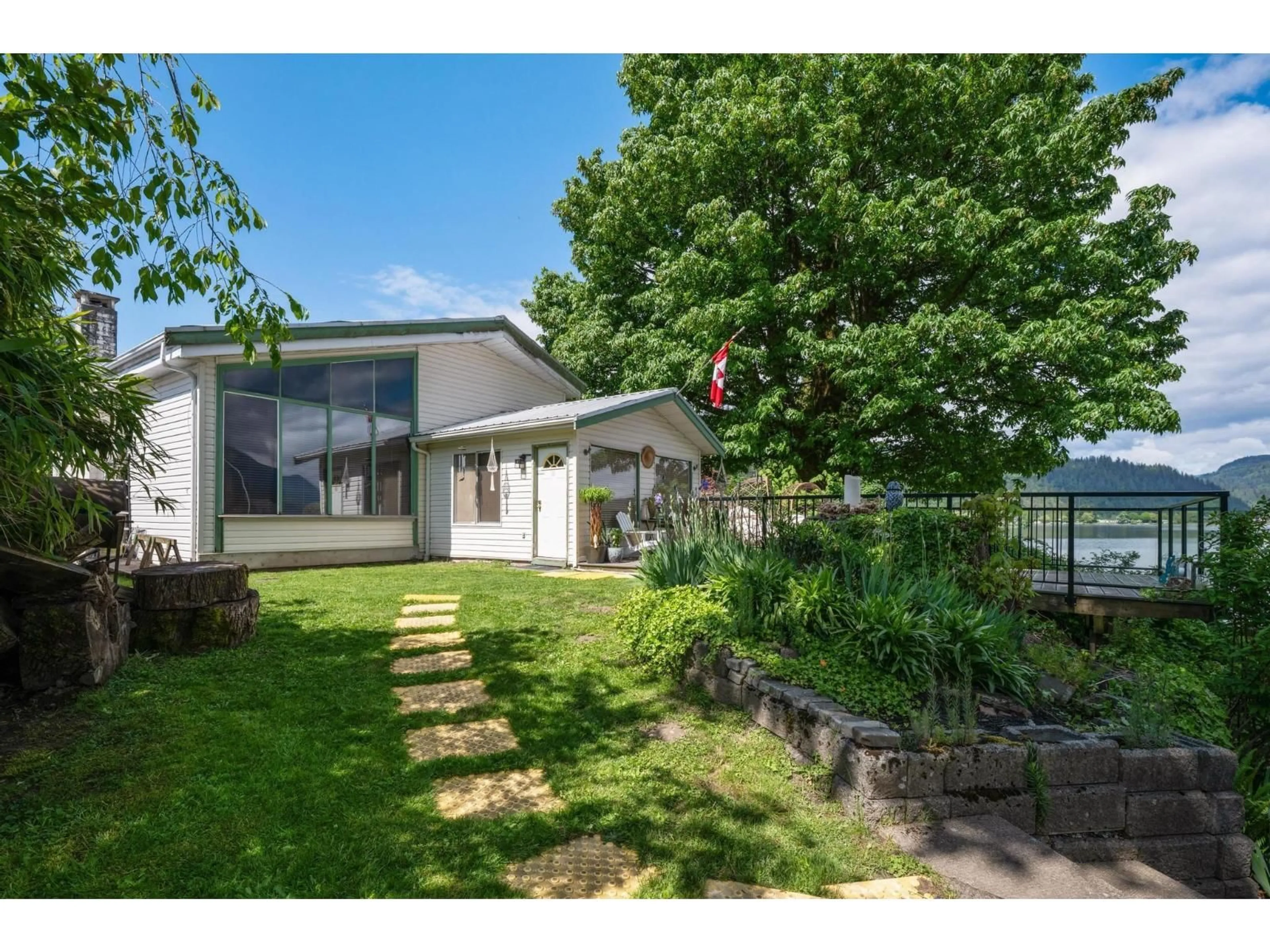 A pic from outside/outdoor area/front of a property/back of a property/a pic from drone, water/lake/river/ocean view for 35535 SWAN, Mission British Columbia V2V7M2