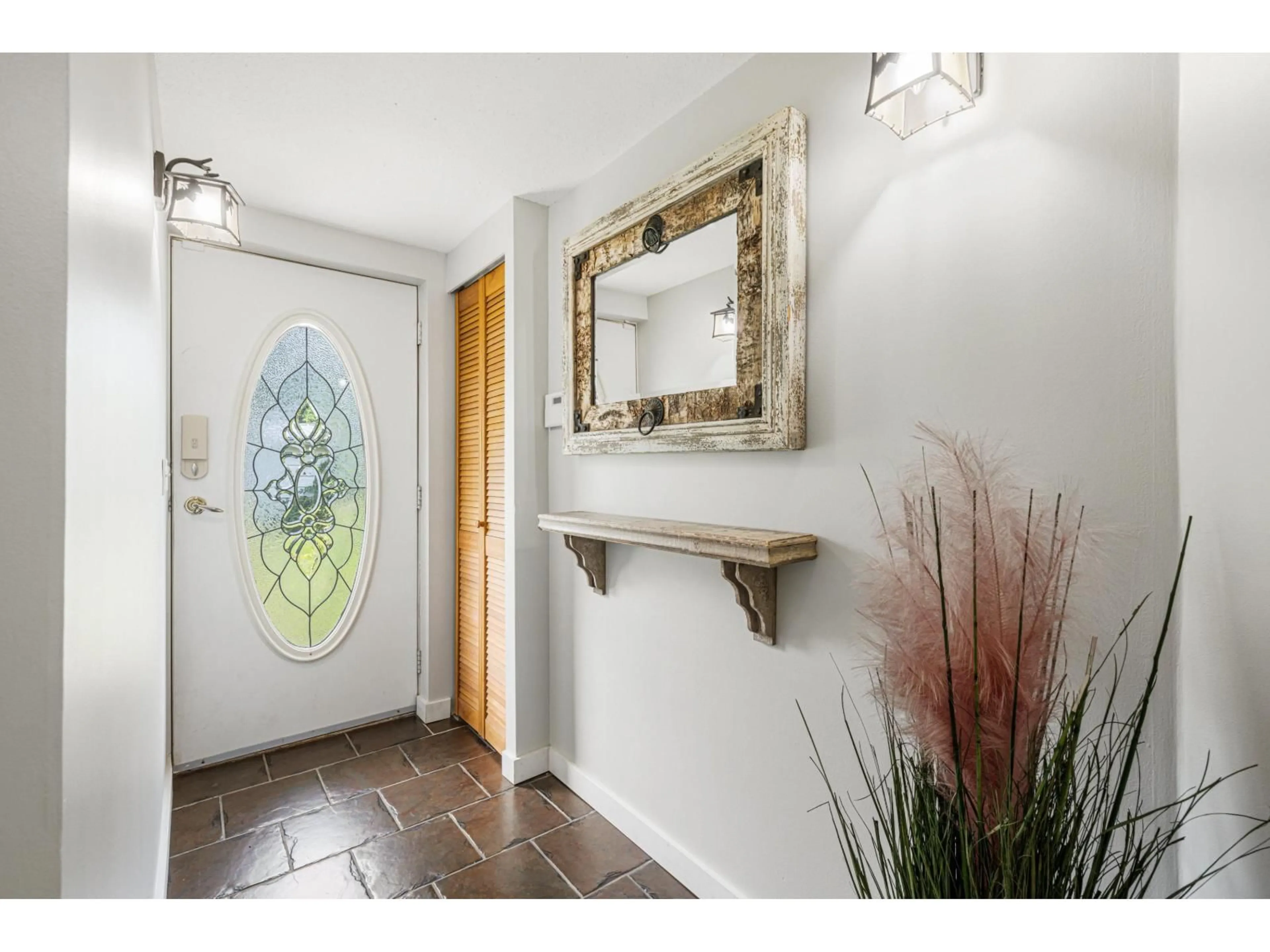 Indoor entryway for 35535 SWAN, Mission British Columbia V2V7M2