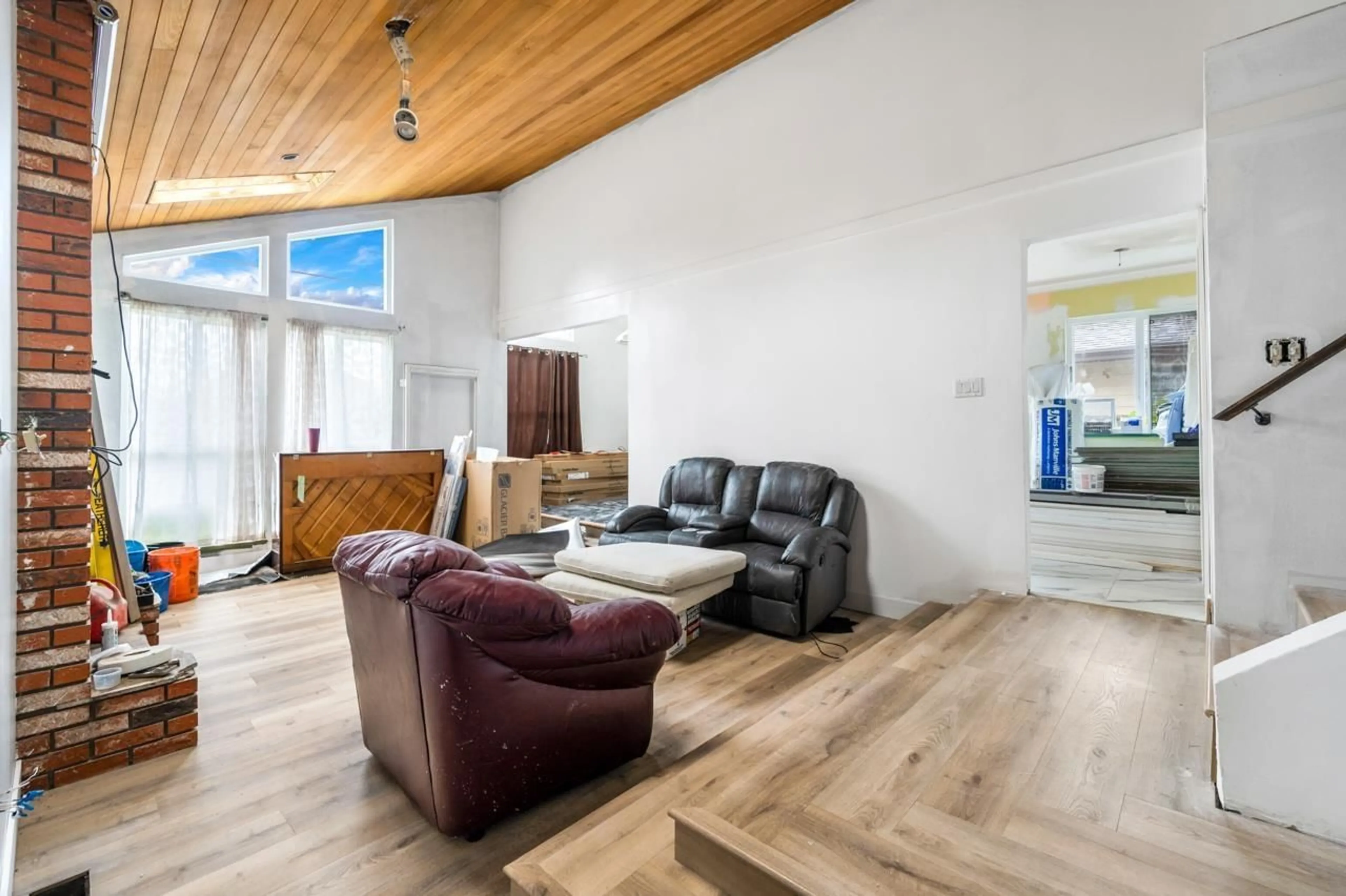 Living room with furniture, wood/laminate floor for 15128 96 AVENUE, Surrey British Columbia V3R1E9