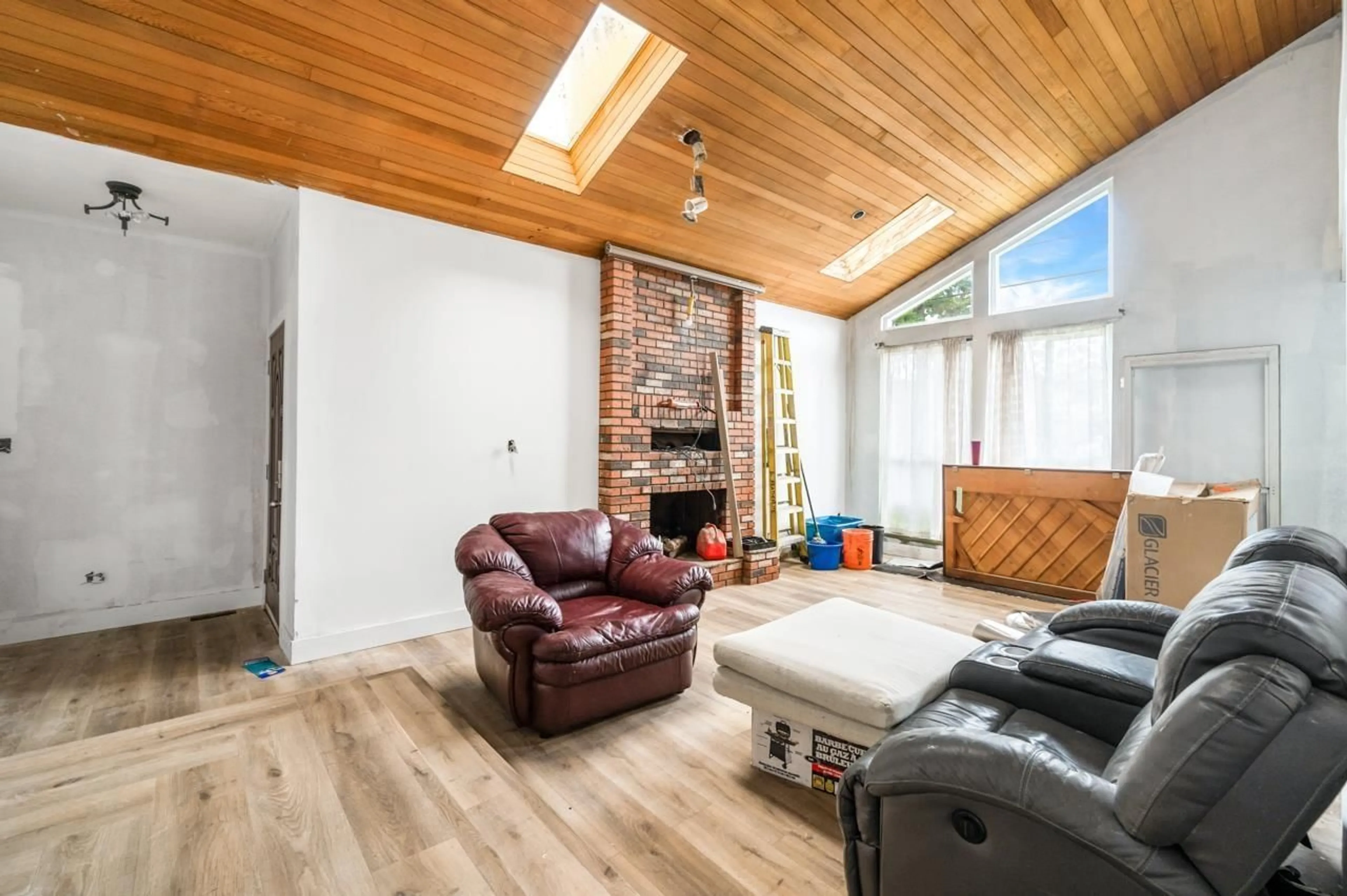 Living room with furniture, wood/laminate floor for 15128 96 AVENUE, Surrey British Columbia V3R1E9
