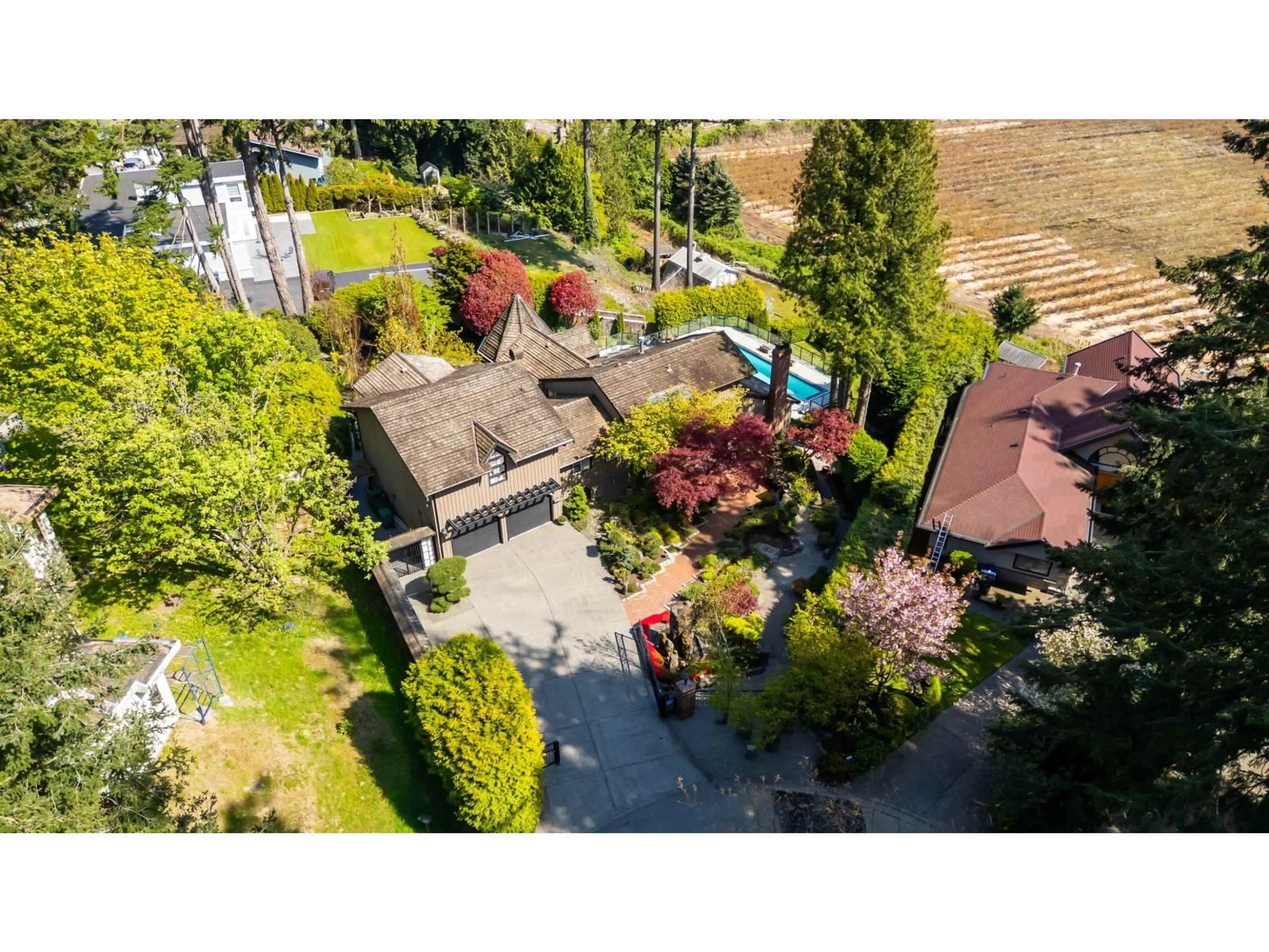 A pic from outside/outdoor area/front of a property/back of a property/a pic from drone, street for 12670 STATION, Surrey British Columbia V3X3C5