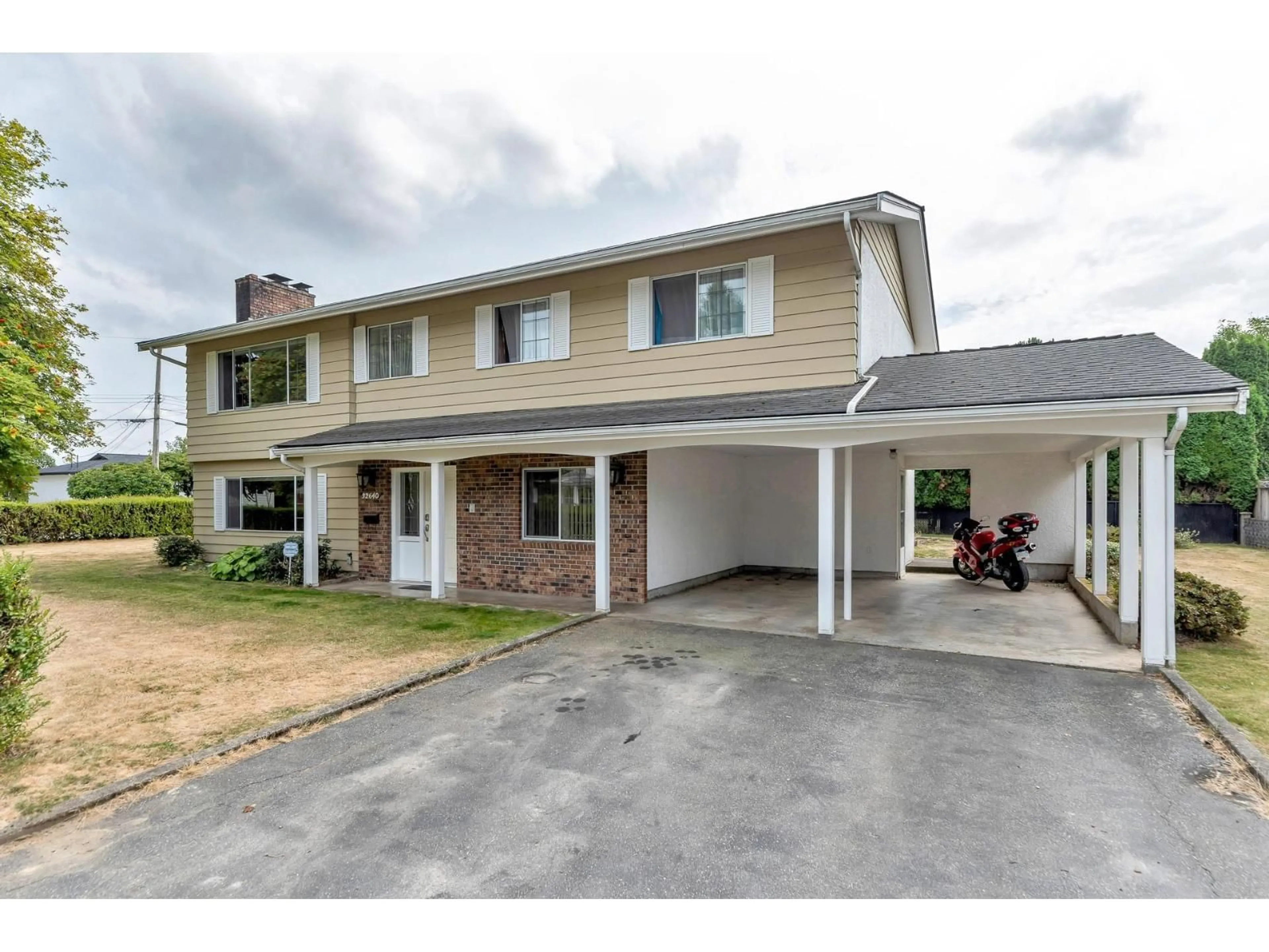 Home with vinyl exterior material, street for 32640 LONSDALE, Abbotsford British Columbia V2T1C6
