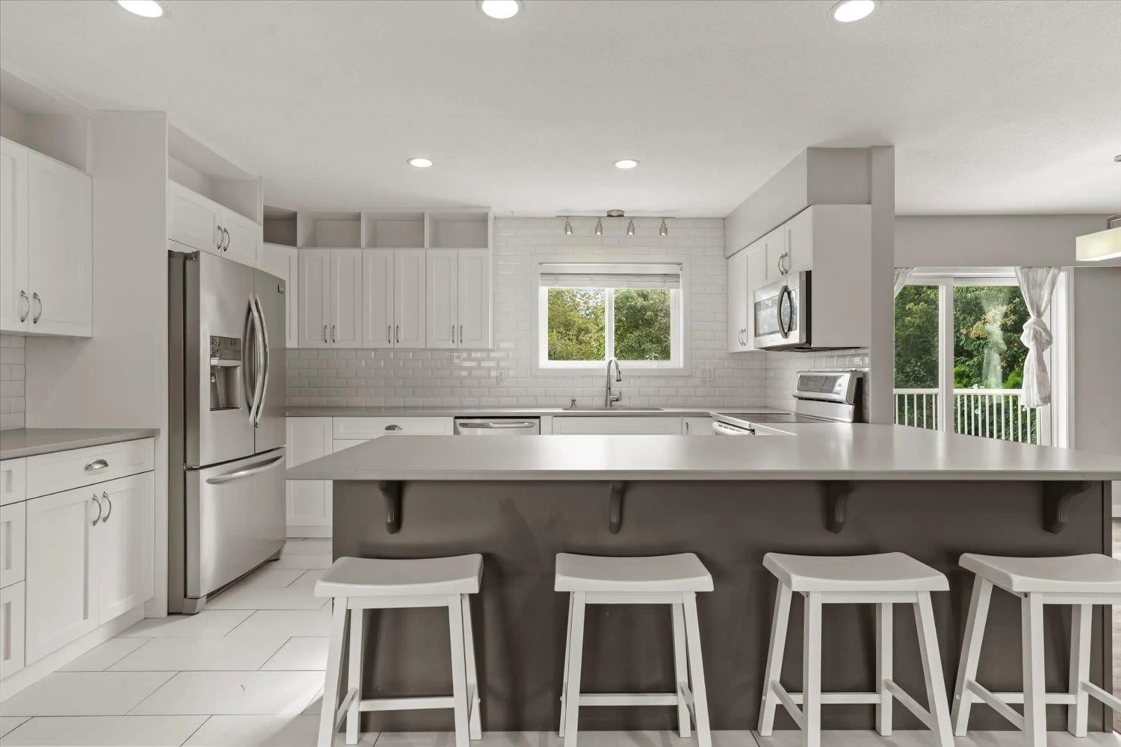 Contemporary kitchen, ceramic/tile floor for 6532 DAYTON DRIVE, Chilliwack British Columbia V2R1V2