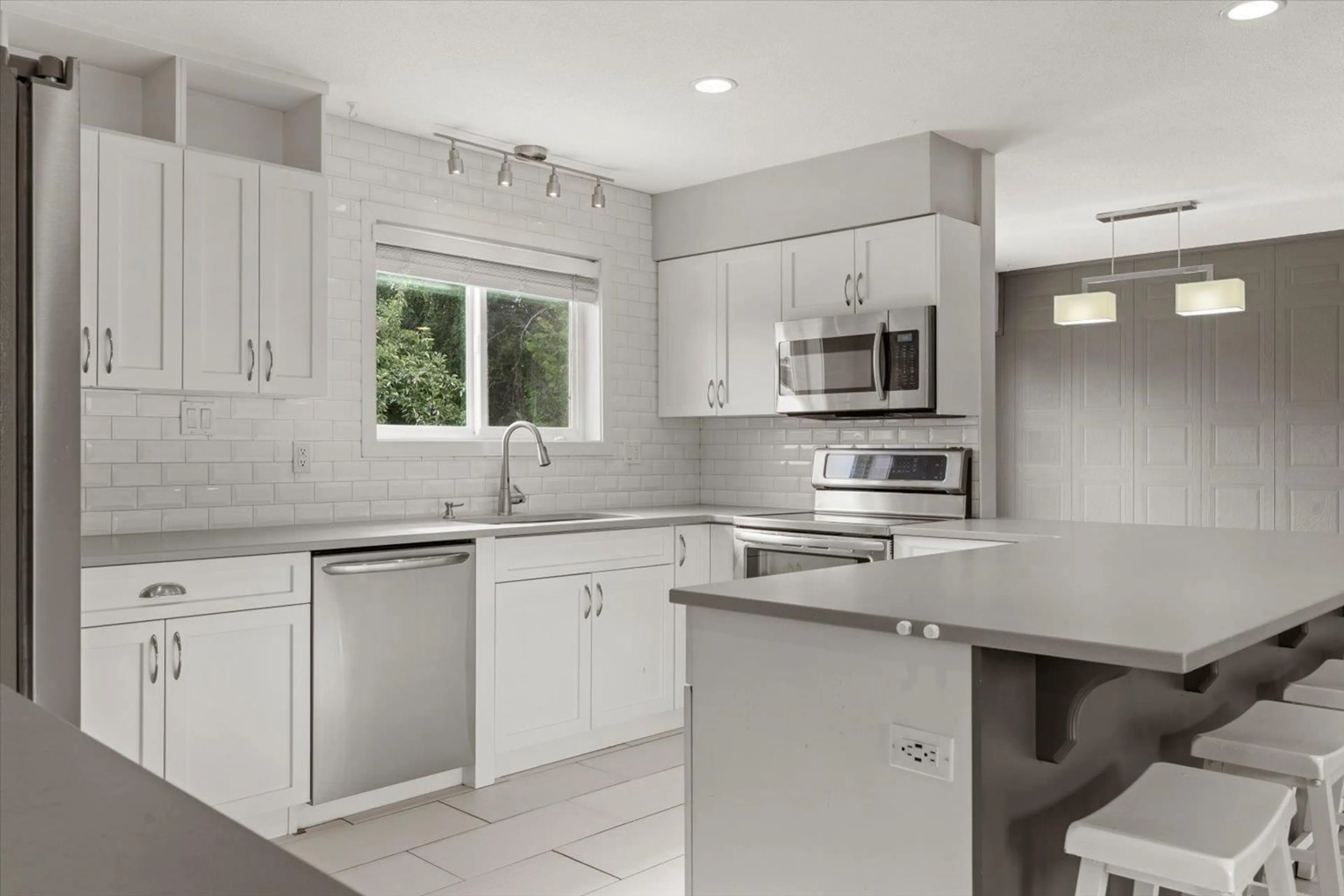 Open concept kitchen, ceramic/tile floor for 6532 DAYTON DRIVE, Chilliwack British Columbia V2R1V2