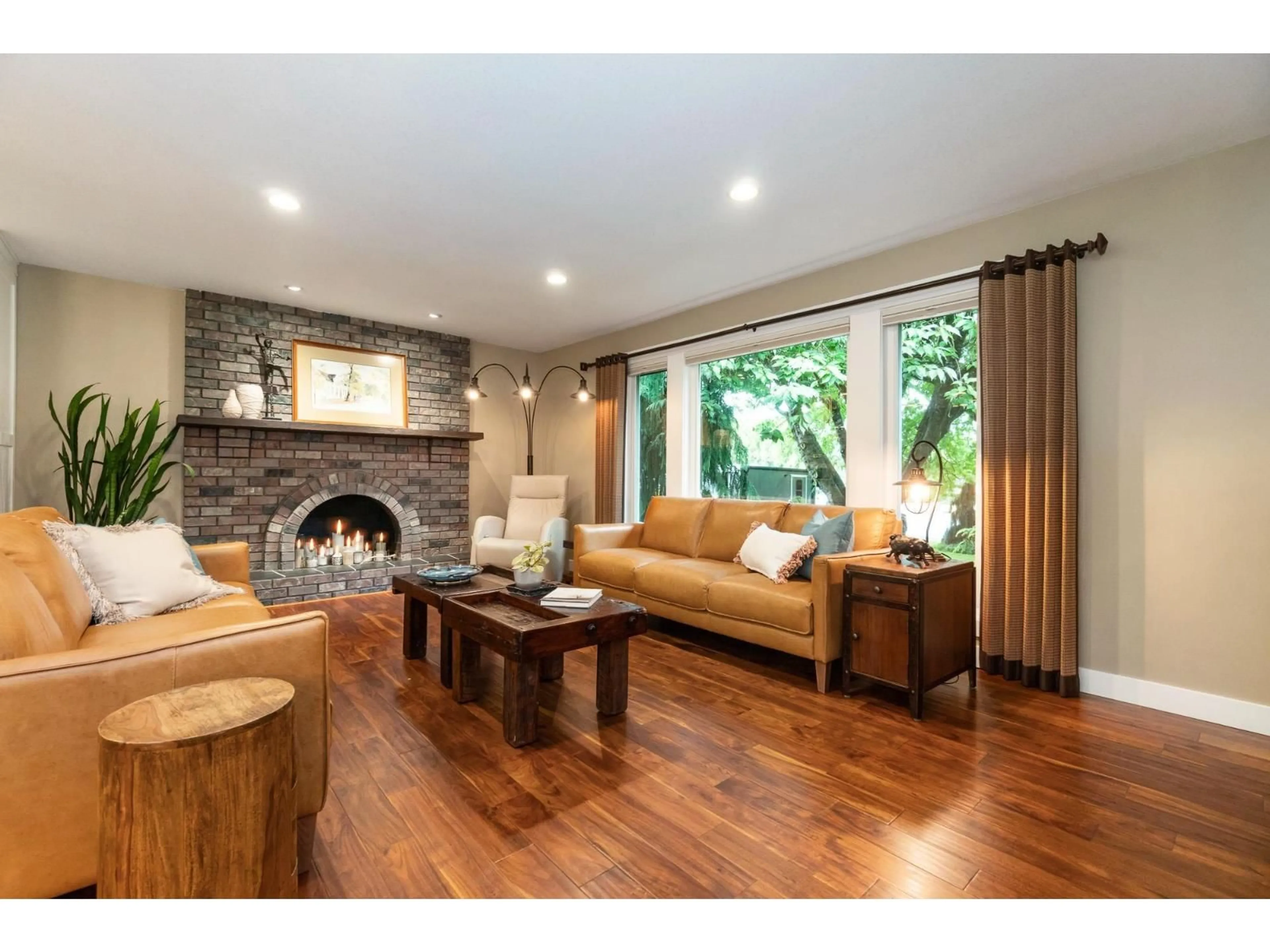 Living room with furniture, wood/laminate floor for 46046 LAKE DRIVE, Chilliwack British Columbia V2R2P9