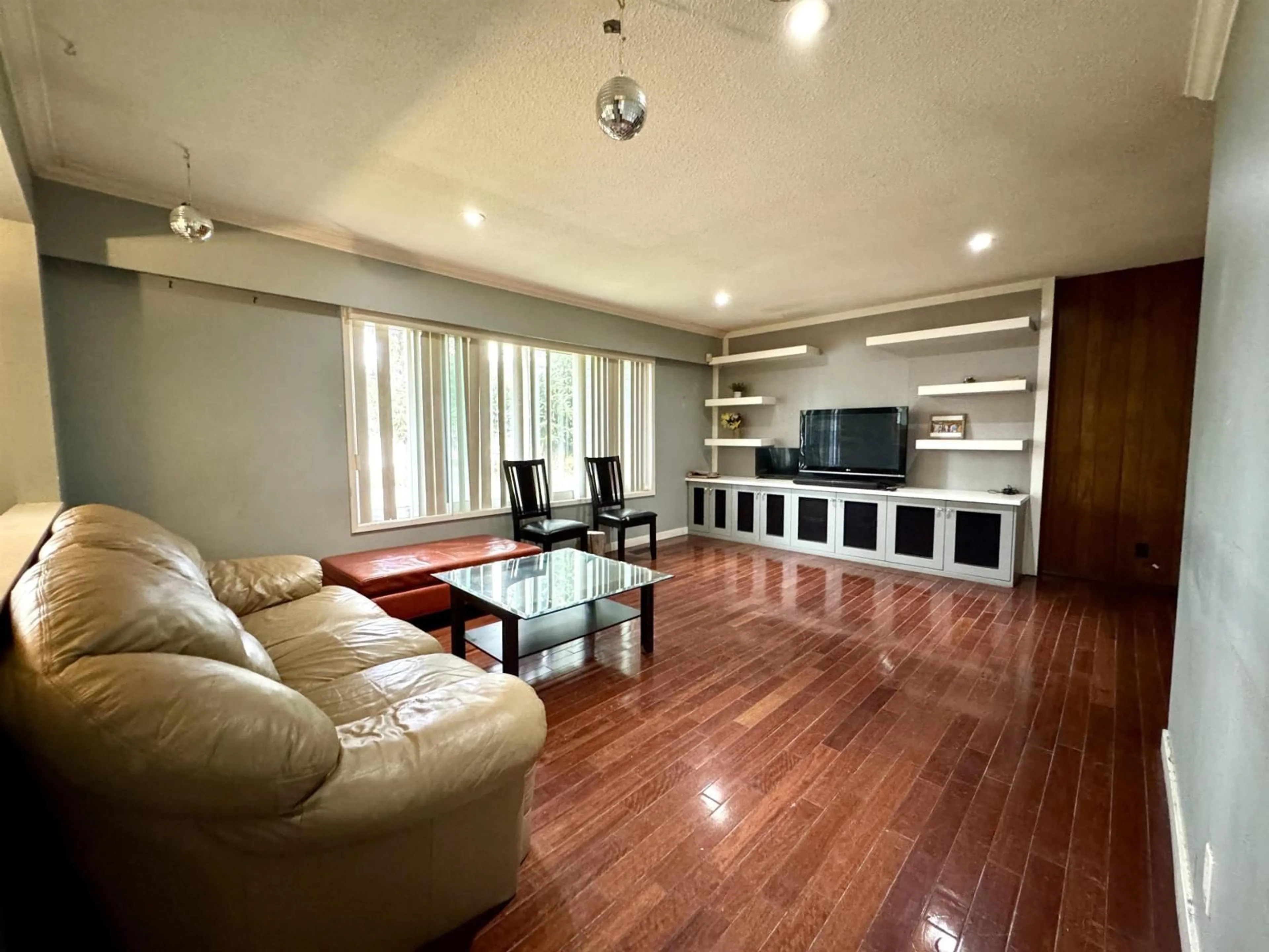 Living room with furniture, wood/laminate floor for 9525 125A, Surrey British Columbia V3V4Z3