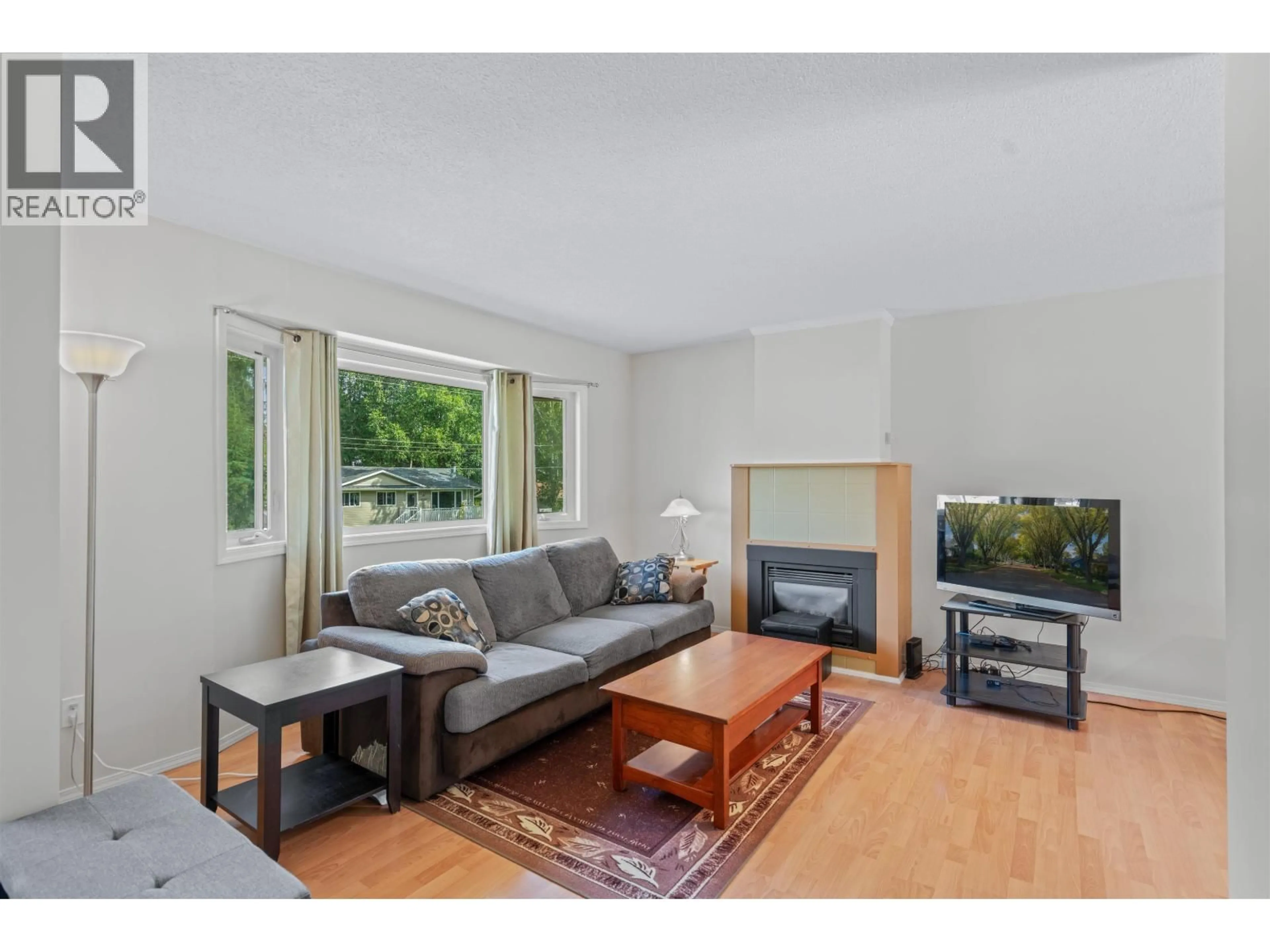 Living room with furniture, wood/laminate floor for 3589 WILLOWDALE DRIVE, Prince George British Columbia V2K1X6