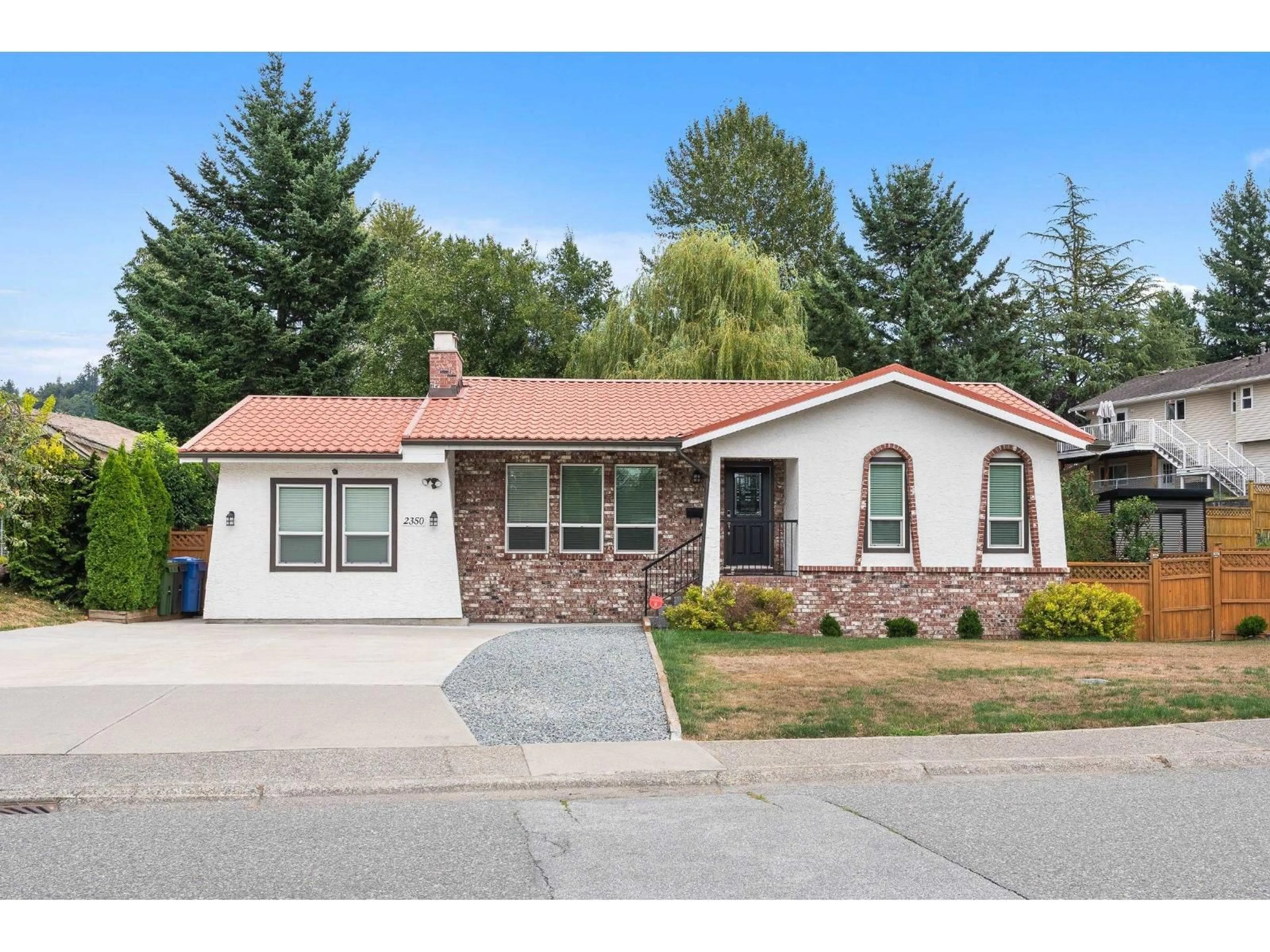 Home with vinyl exterior material, street for 2350 GUILFORD, Abbotsford British Columbia V2S5K6