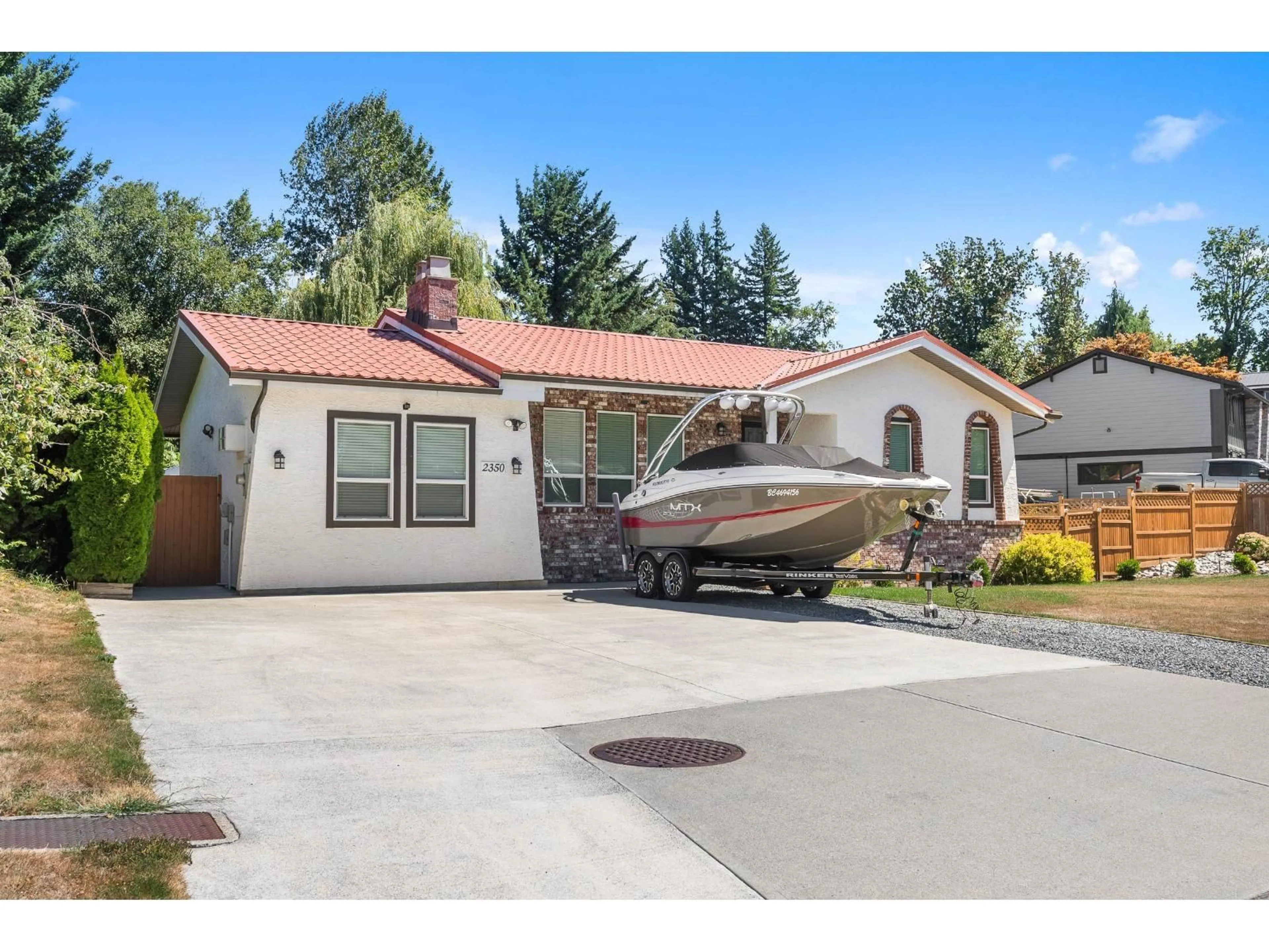 Home with vinyl exterior material, street for 2350 GUILFORD, Abbotsford British Columbia V2S5K6