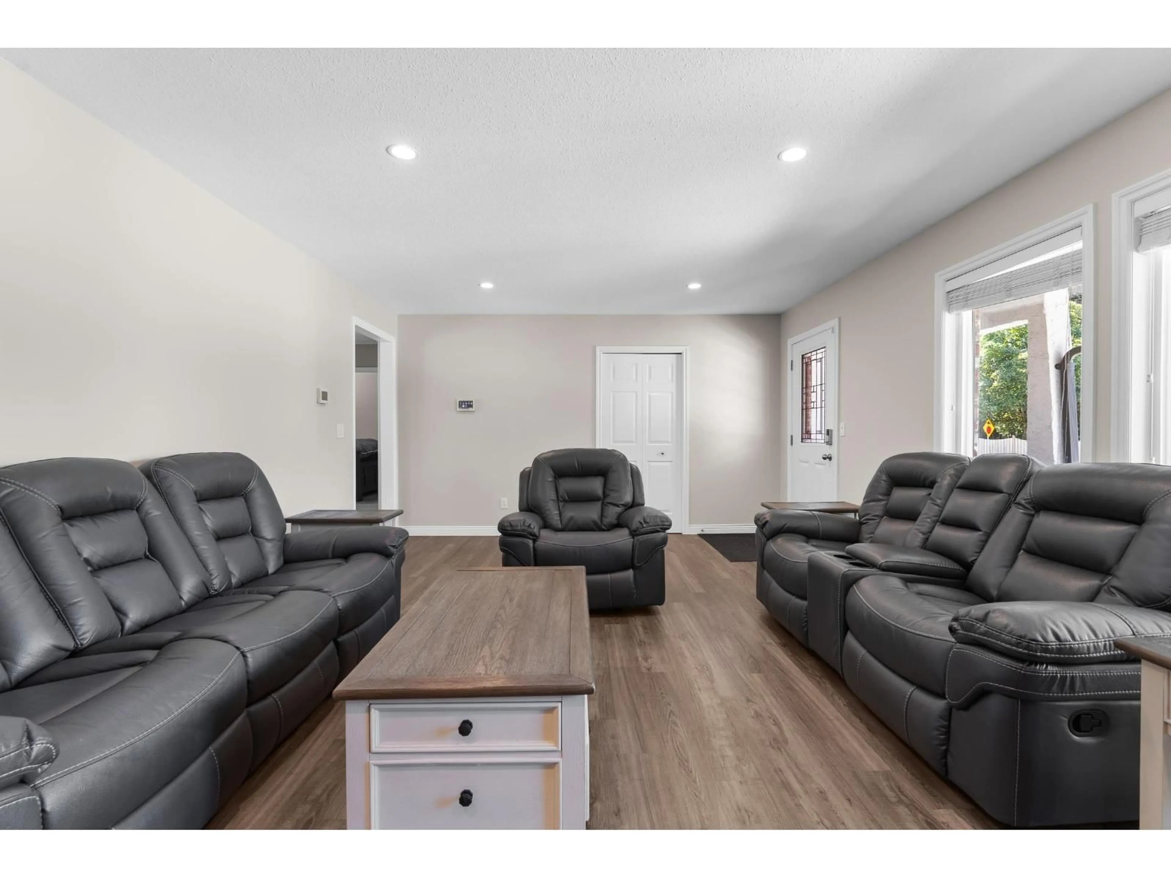 Living room with furniture, unknown for 2350 GUILFORD, Abbotsford British Columbia V2S5K6