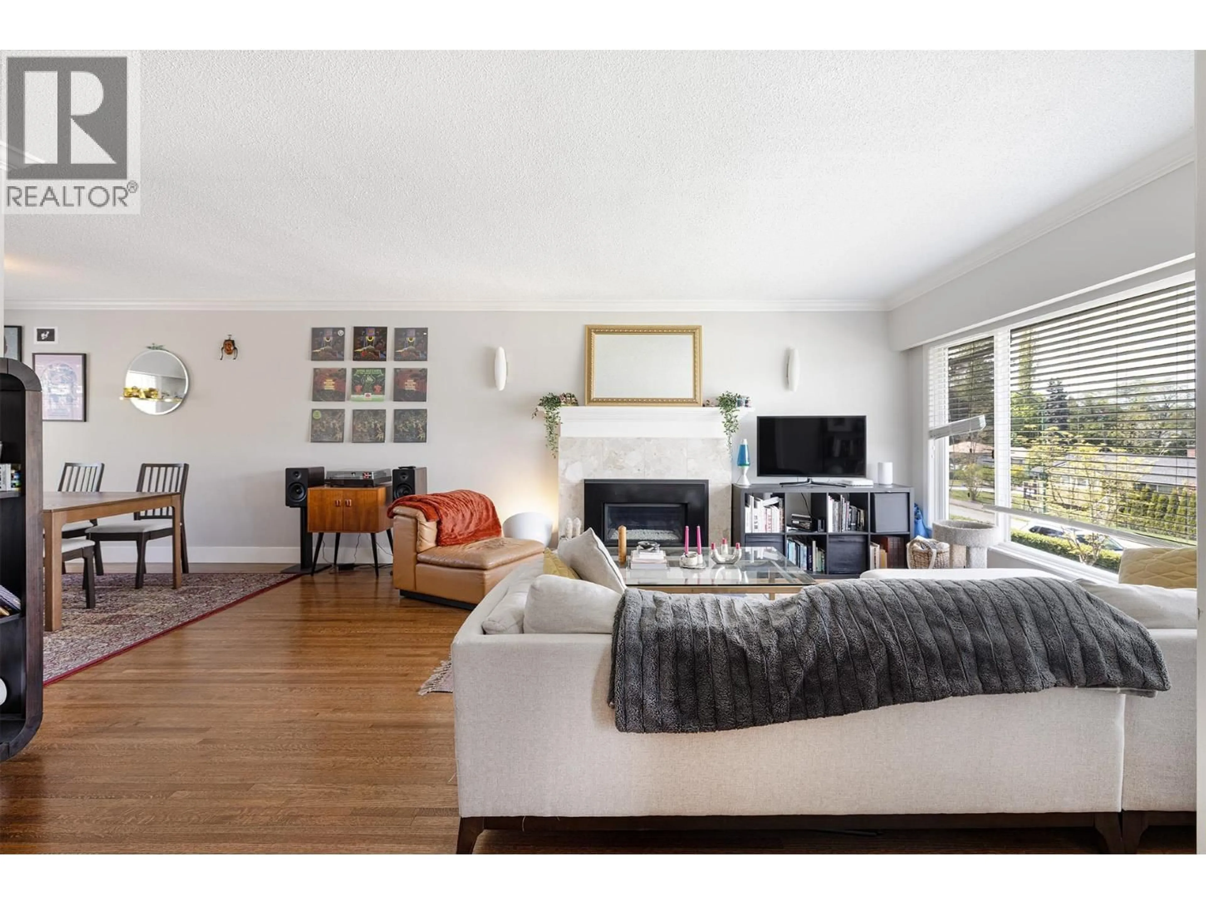 Living room with furniture, wood/laminate floor for 4378 BRIARWOOD CRESCENT, Burnaby British Columbia V5G2M6