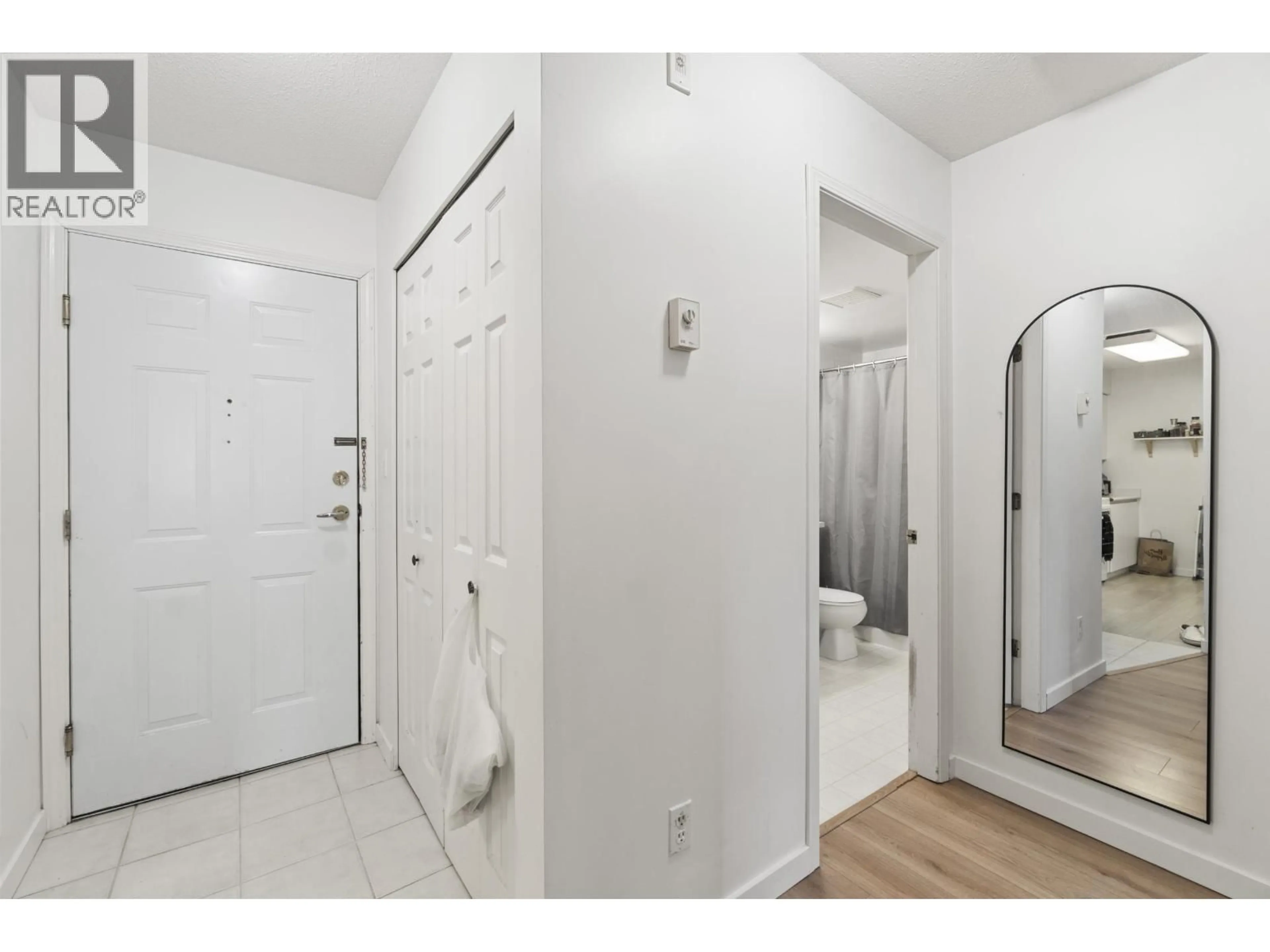 Indoor entryway for 301 - 4990 MCGEER STREET, Vancouver British Columbia V5R6C1