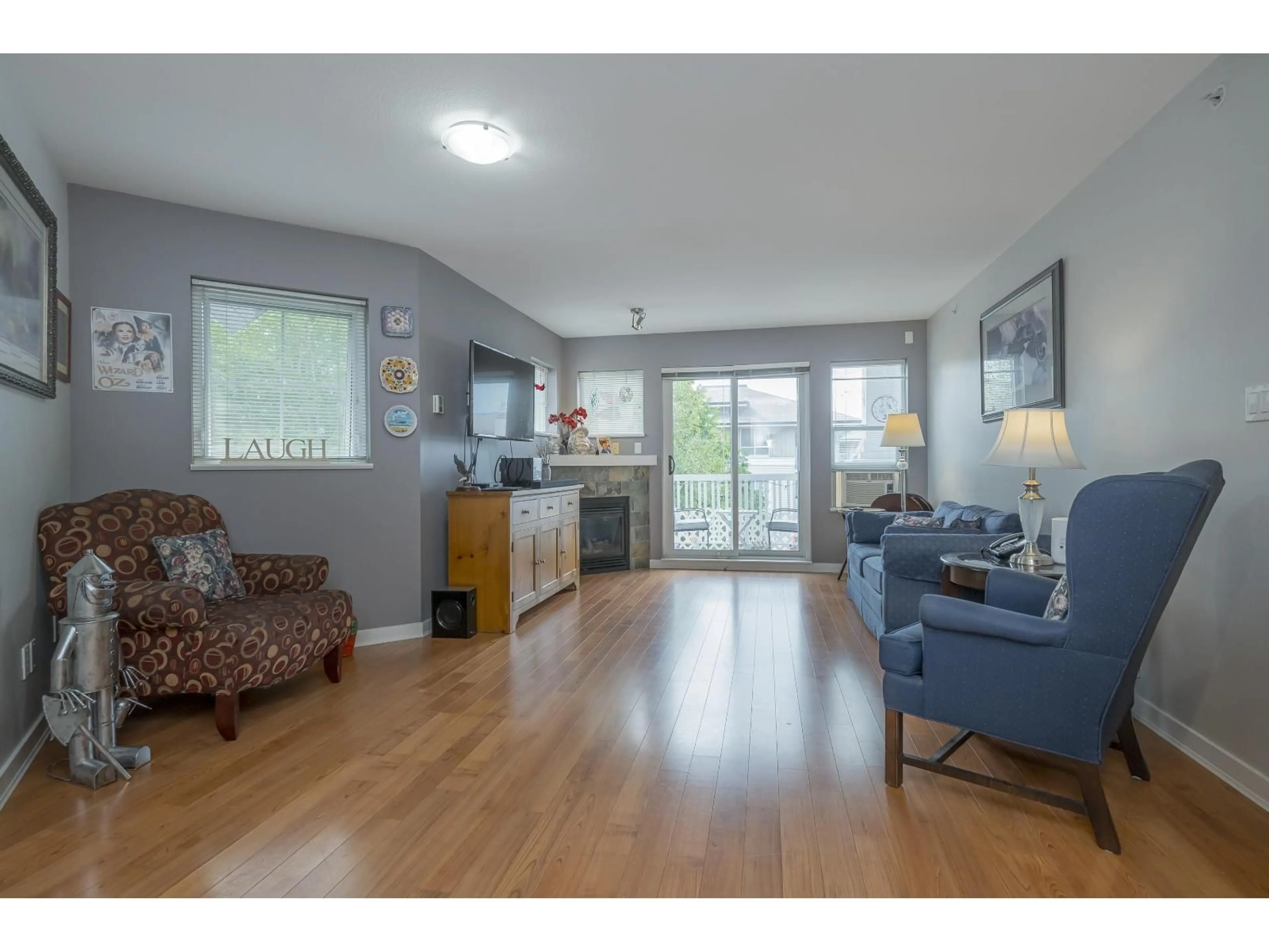 Living room with furniture, wood/laminate floor for 410 - 20750 DUNCAN, Langley British Columbia V3A9J6