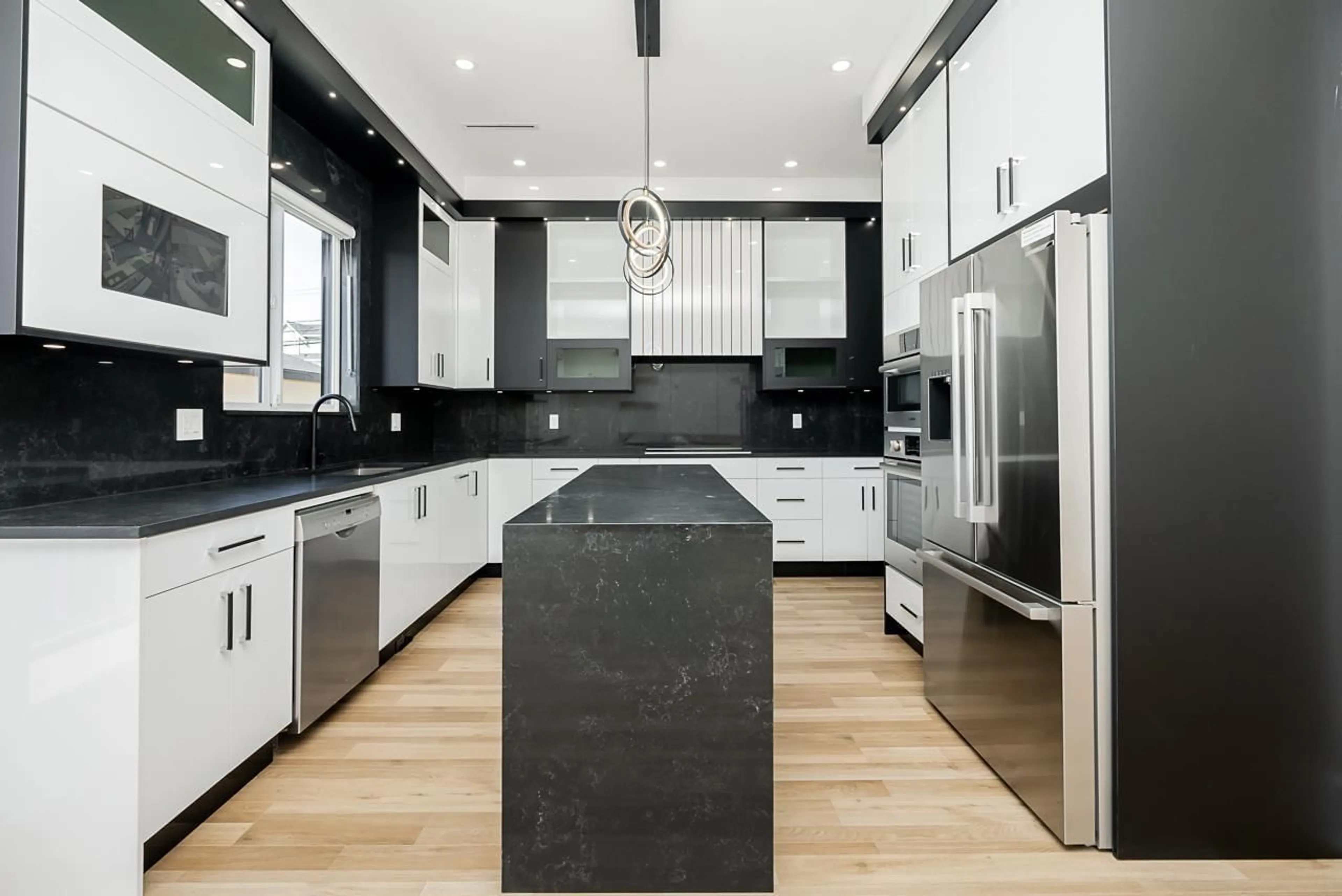 Contemporary kitchen, unknown for 1585 168, Surrey British Columbia V3S9X7