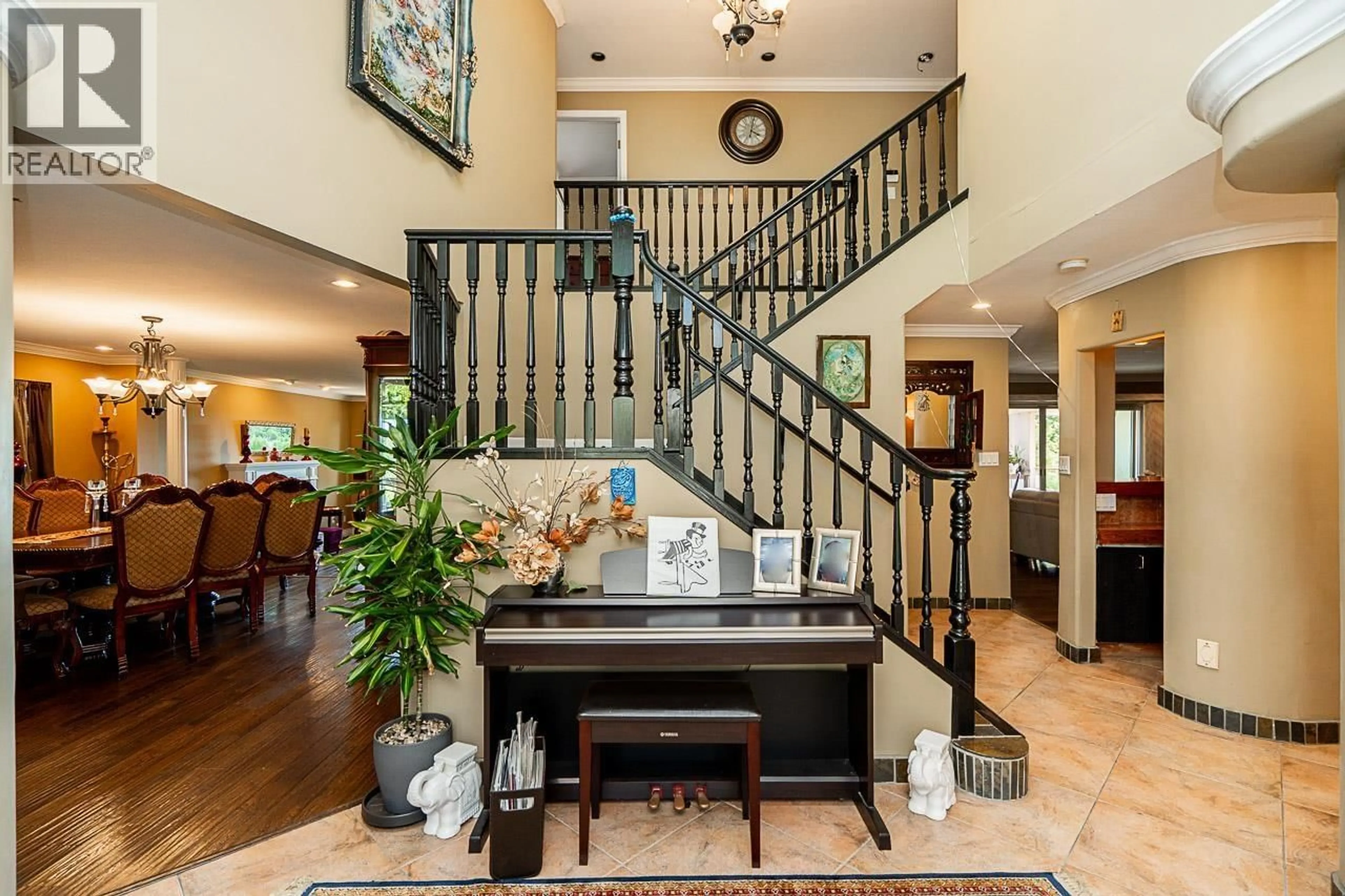 Indoor foyer for 2562 VERBENA PLACE, Coquitlam British Columbia V3E2N4