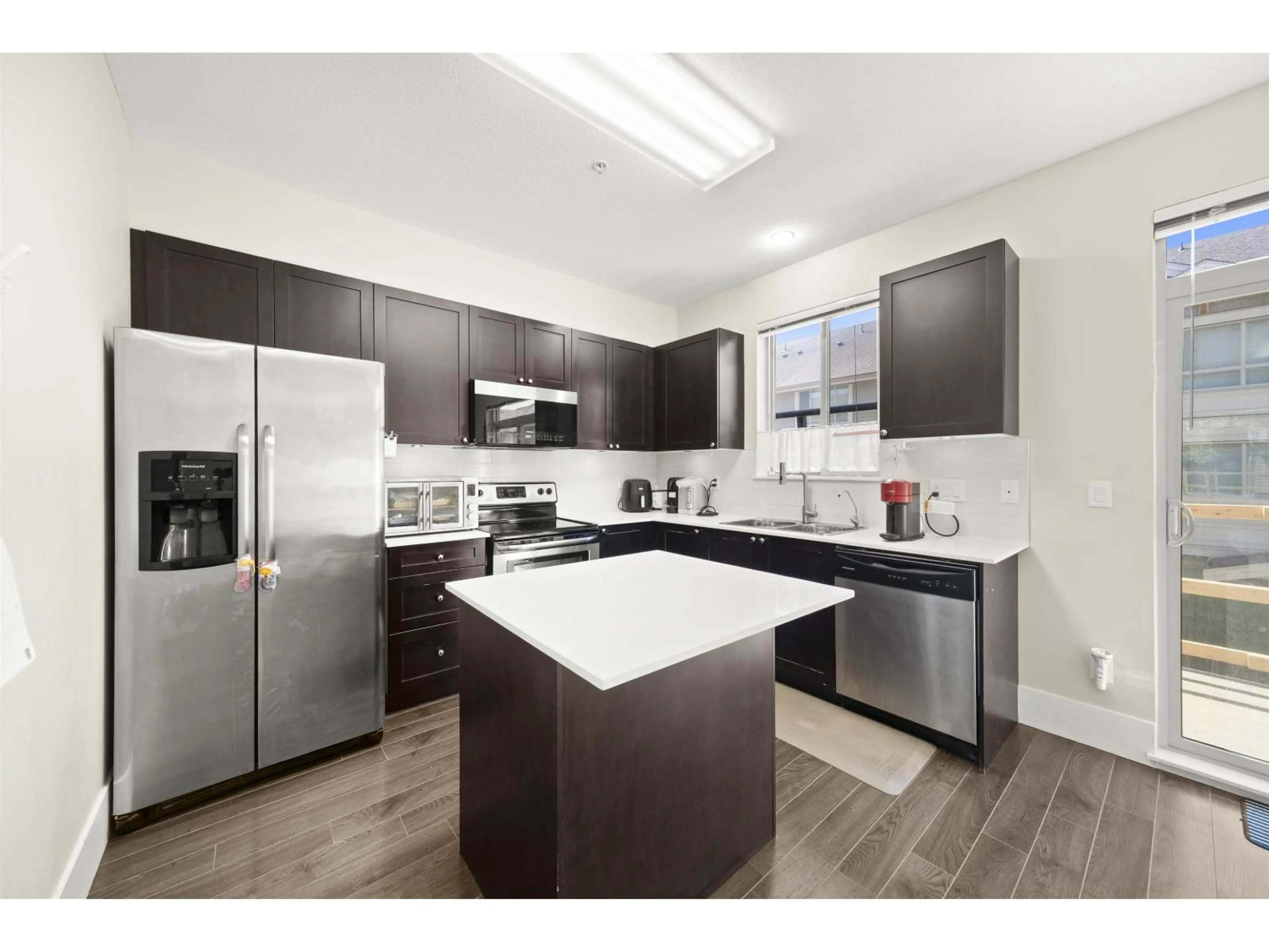 Standard kitchen, unknown for 4 - 19752 55A, Langley British Columbia V3A3X2