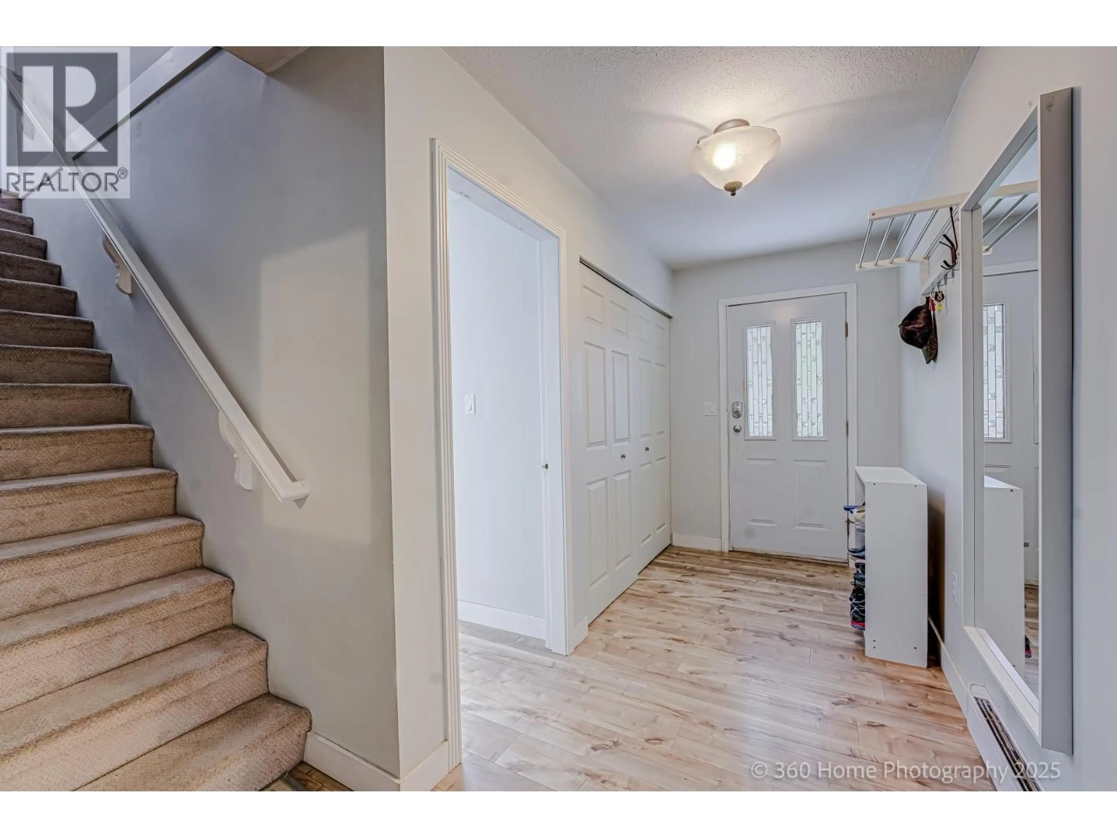 Indoor entryway for 6 - 5671 LADNER TRUNK ROAD, Delta British Columbia V4K1X3