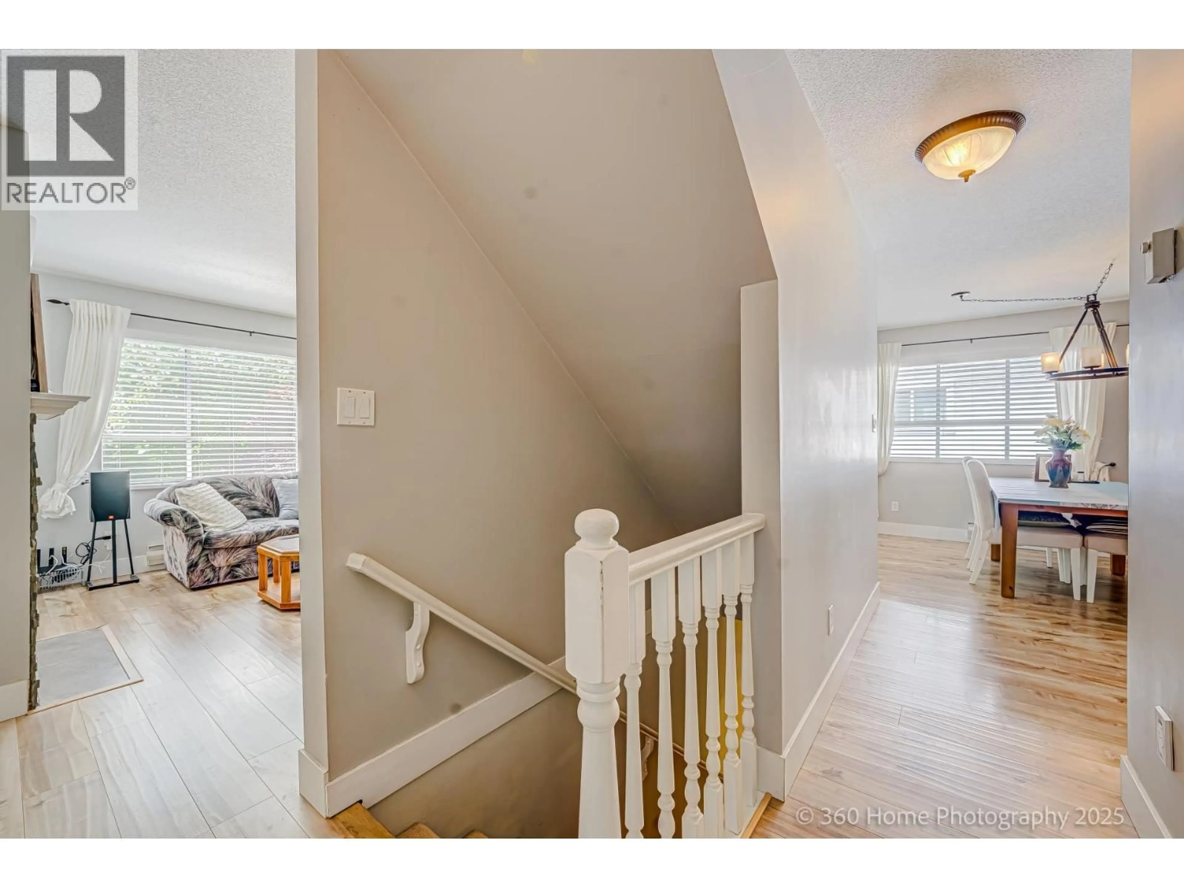 Indoor entryway for 6 - 5671 LADNER TRUNK ROAD, Delta British Columbia V4K1X3